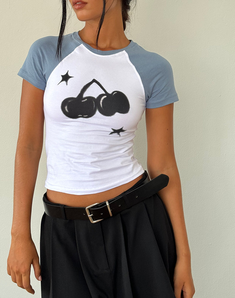 Agneta Baby Tee in bianco con stampa Cherry in denim sbiadito