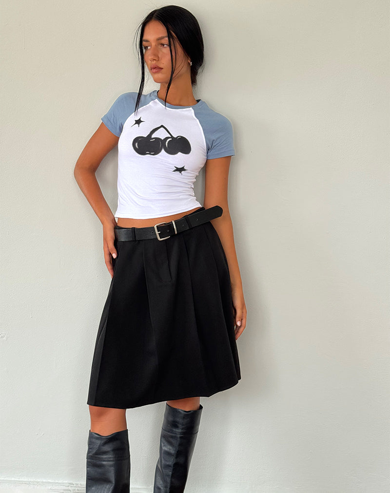 Immagine di Agneta Baby Tee in bianco con stampa Cherry in denim sbiadito