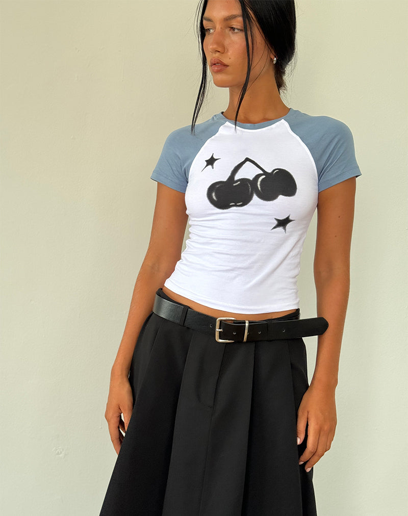 Agneta Baby Tee in bianco con stampa Cherry in denim sbiadito