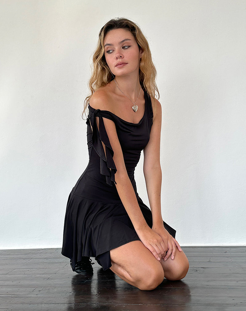 Immagine di Alba Midi Asymmetric Ruffle Dress in Black