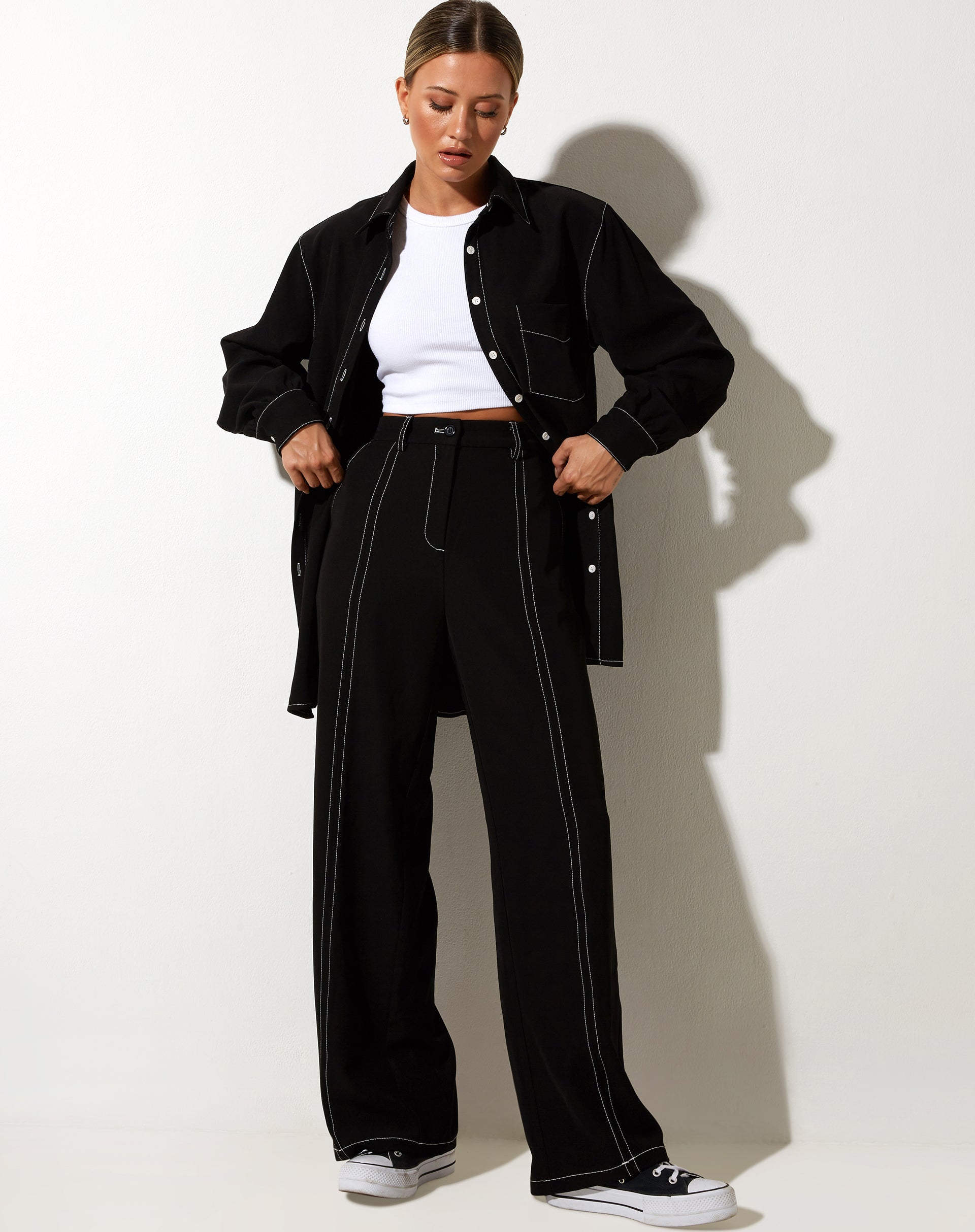 immagine del pantalone Albus in nero con punto bianco