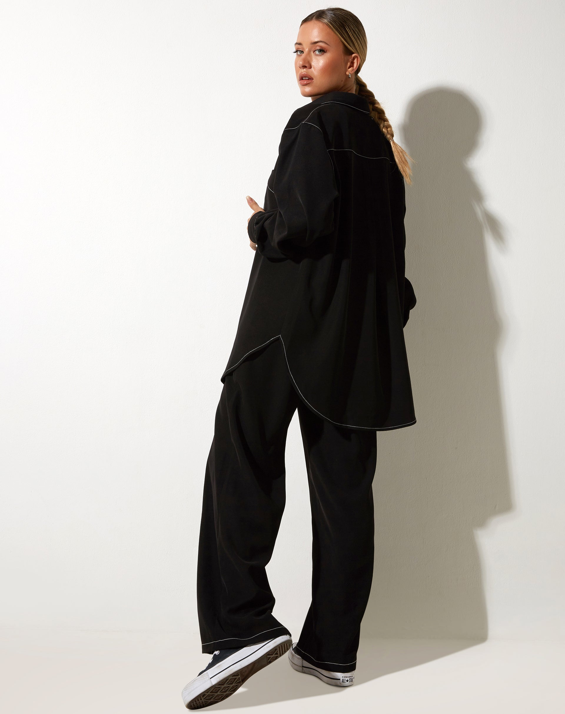immagine del pantalone Albus in nero con punto bianco