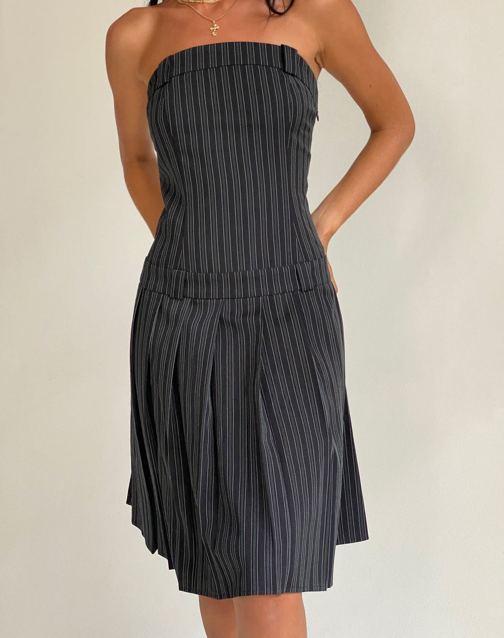 Aldari Vestito midi a fascia in gessato nero sartoriale