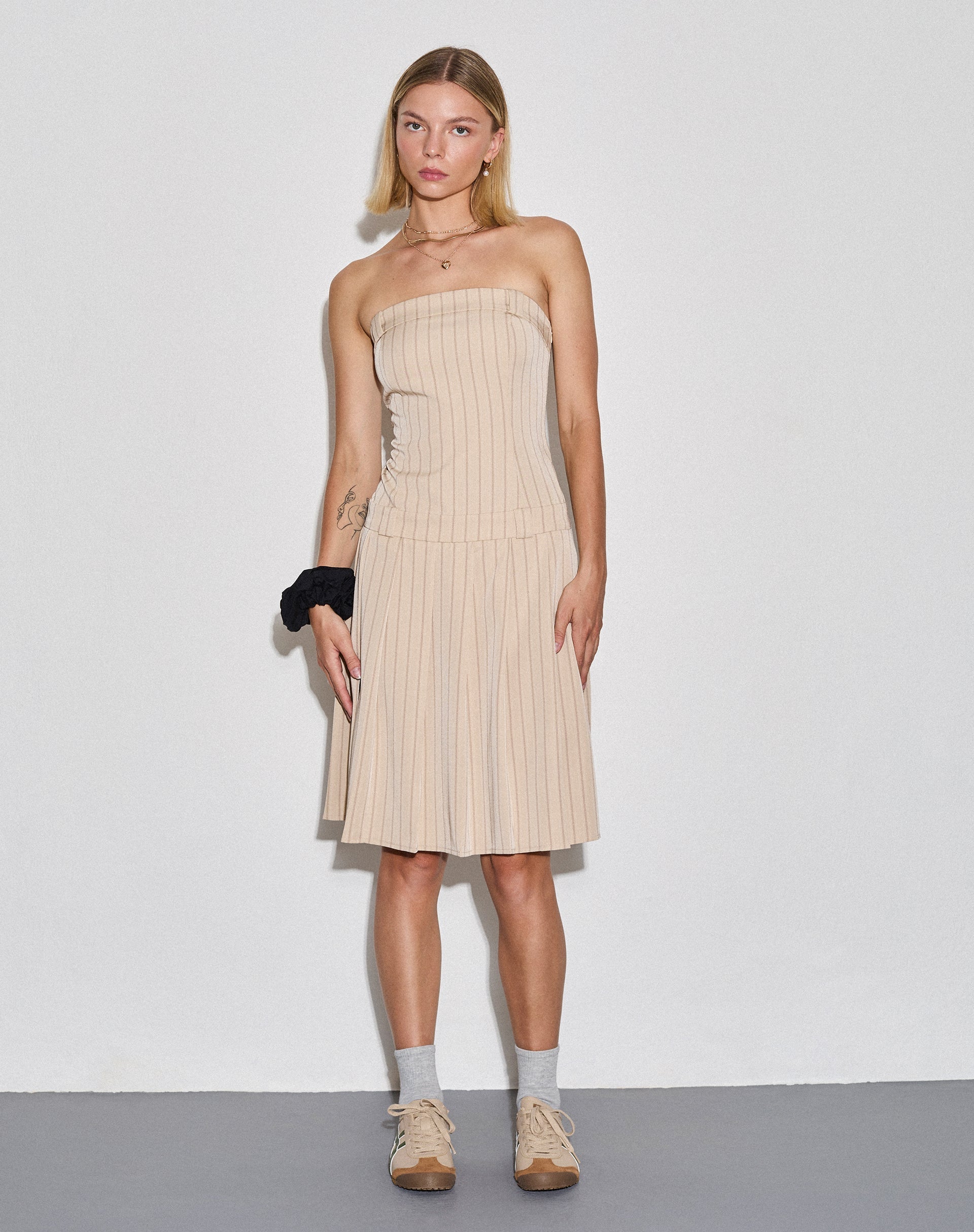 Immagine di Aldari Vestito midi a fascia in gessato sartoriale Tan