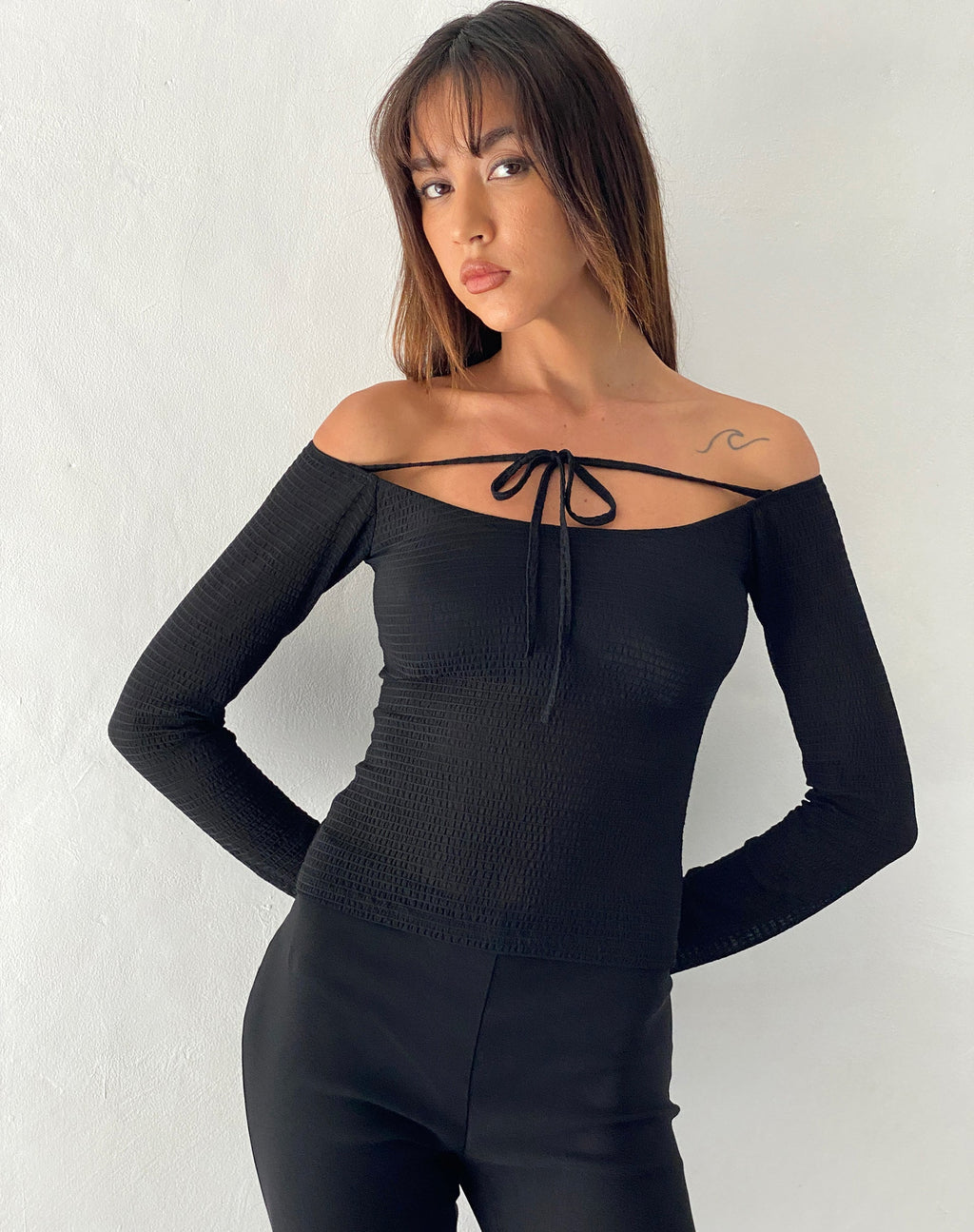 Top Alondra a maniche lunghe con laccetti in nero testurizzato