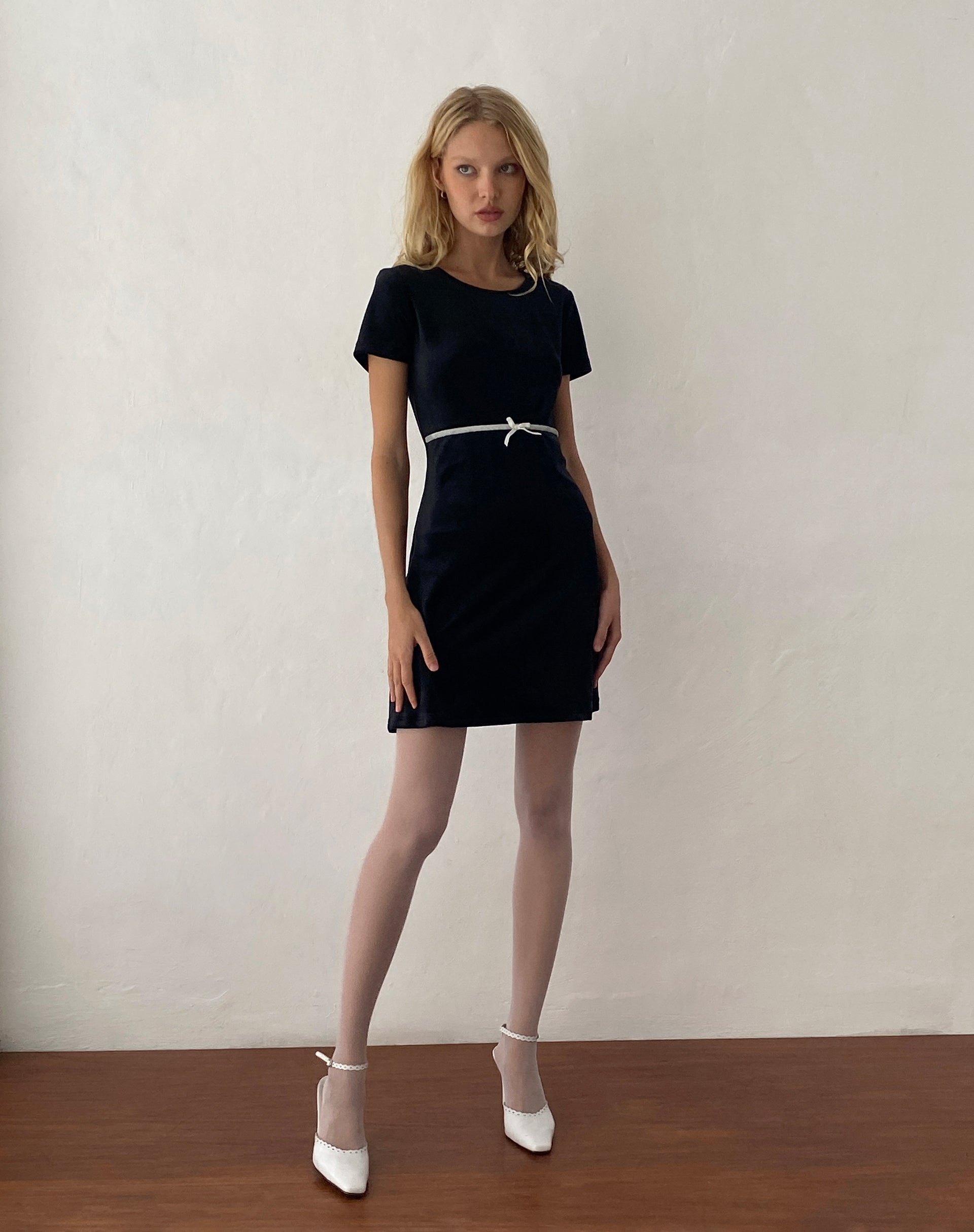 Immagine di Amanda Mini Dress in velluto nero con finiture bianche e fiocco