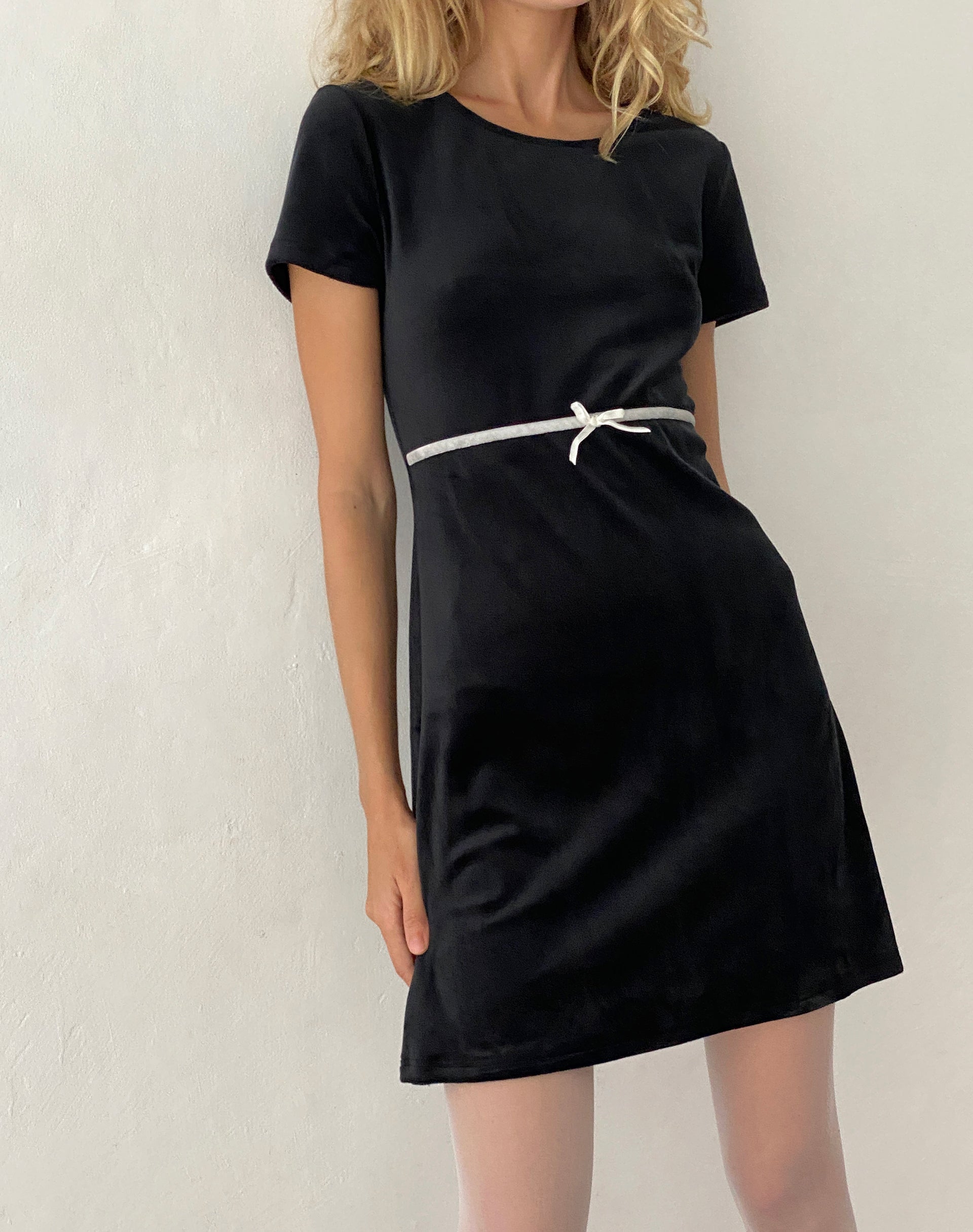 Immagine di Amanda Mini Dress in velluto nero con finiture bianche e fiocco