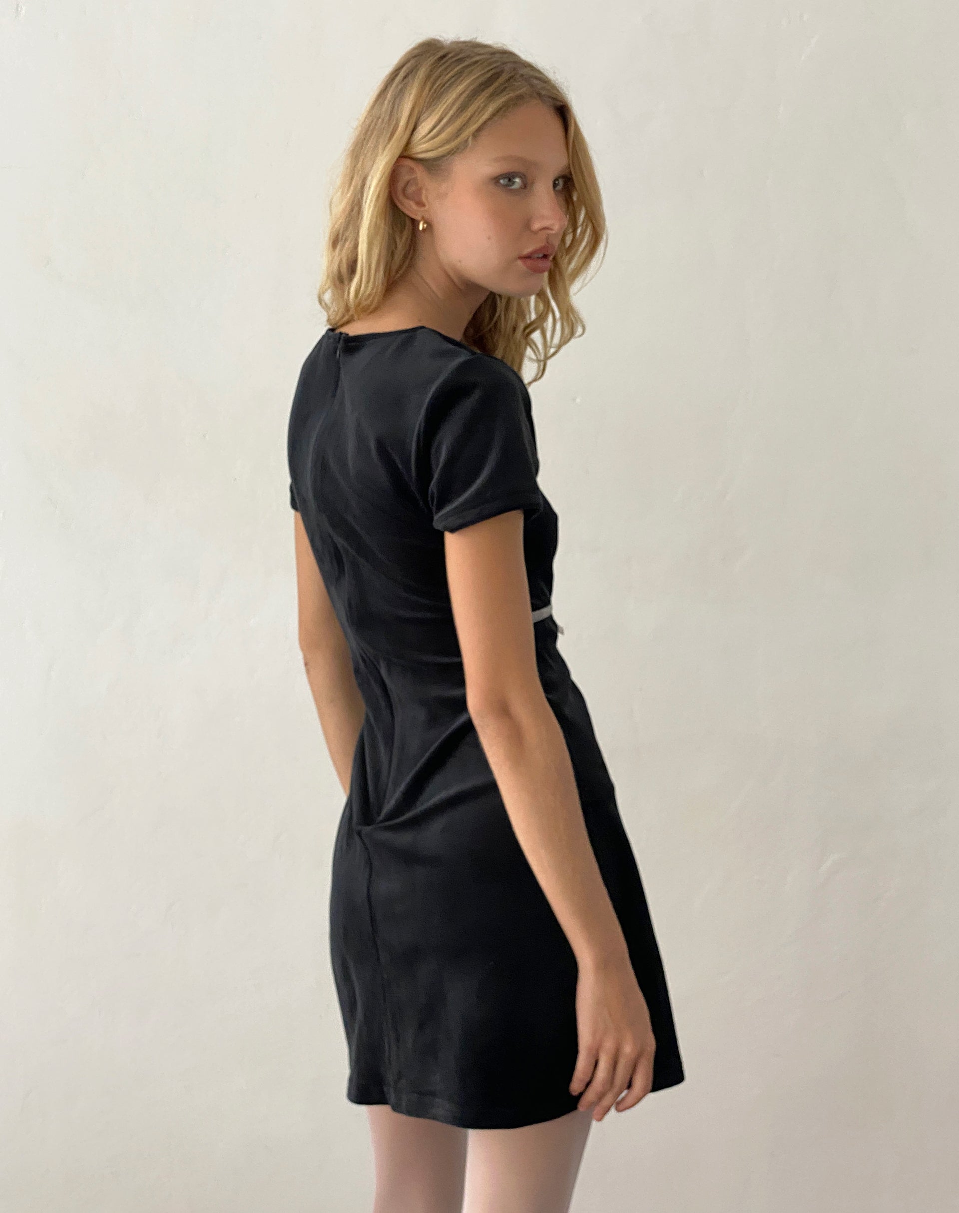 Immagine di Amanda Mini Dress in velluto nero con finiture bianche e fiocco