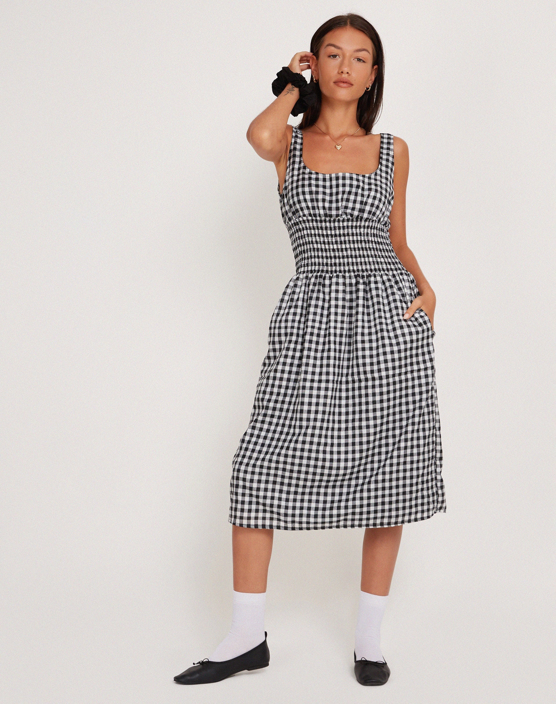 Immagine di Ambrose Midi Dress in Gingham bianco e nero