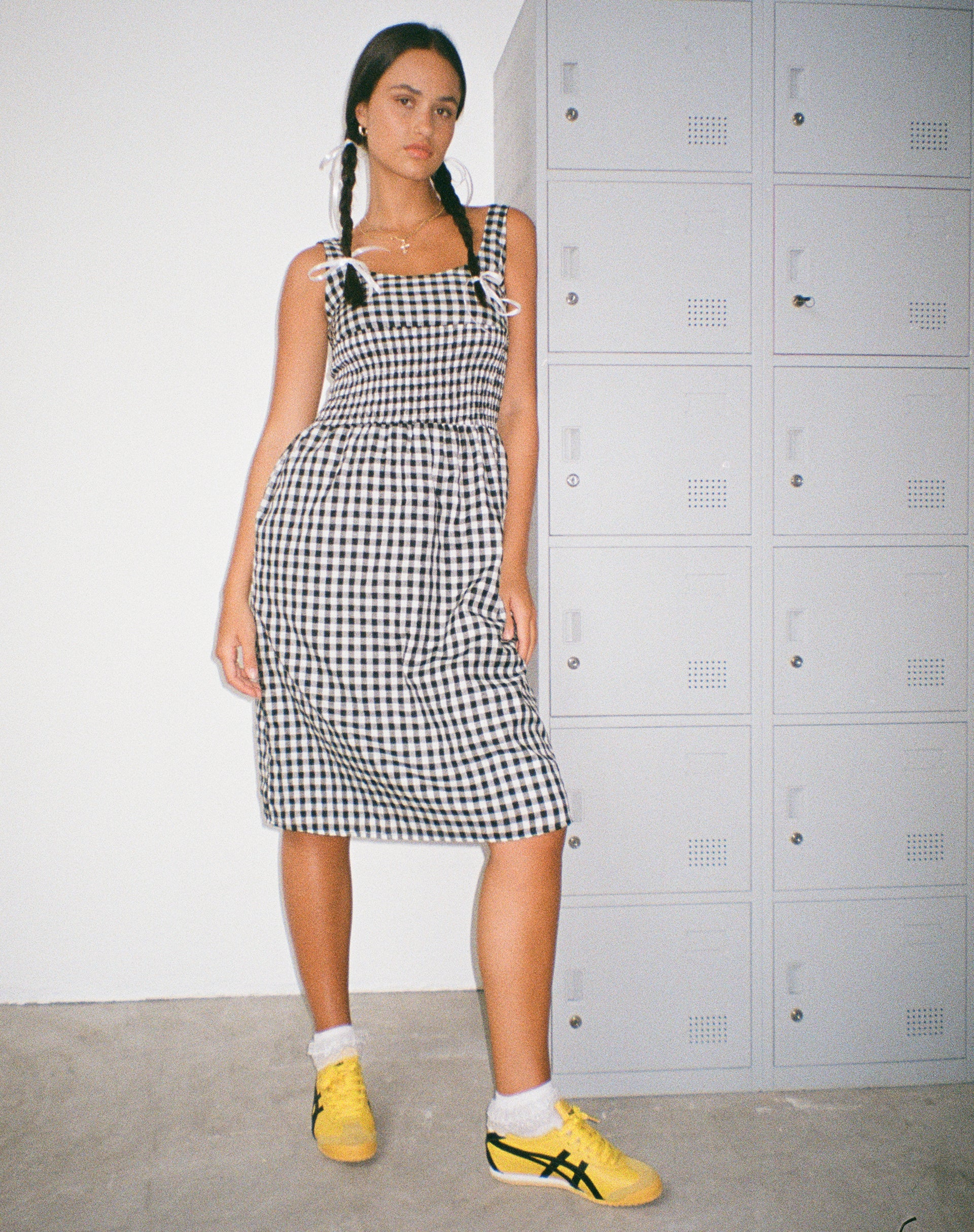 Immagine di Ambrose Midi Dress in Gingham bianco e nero