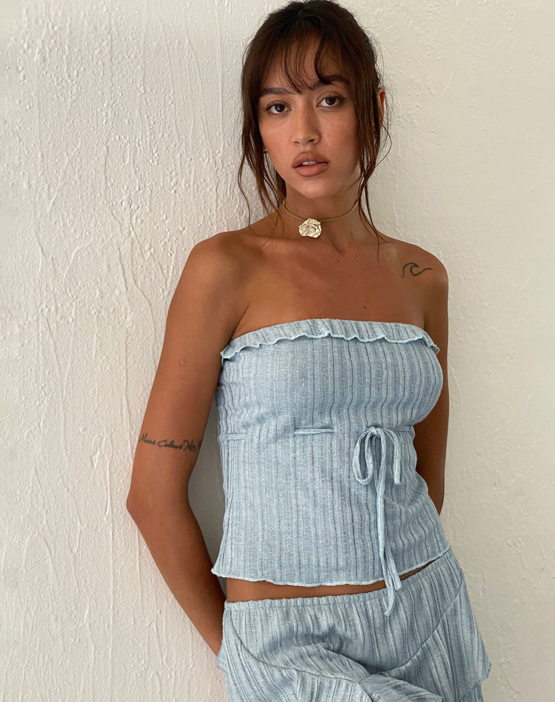 Immagine di Ameera - Top a fascia con volant in blu polvere