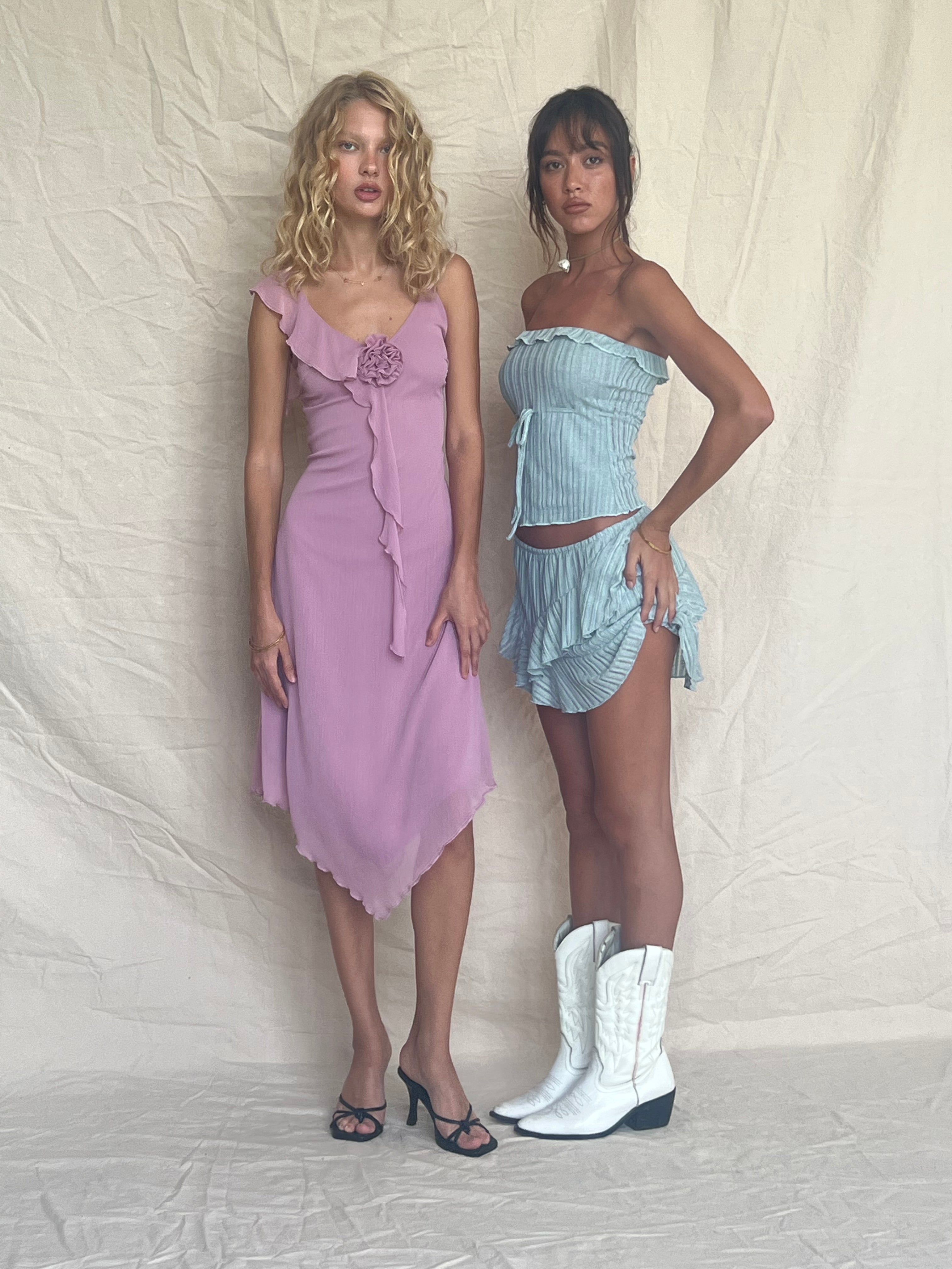 Immagine di Jenani Rosette Ruffle Midi Dress in Light Plum