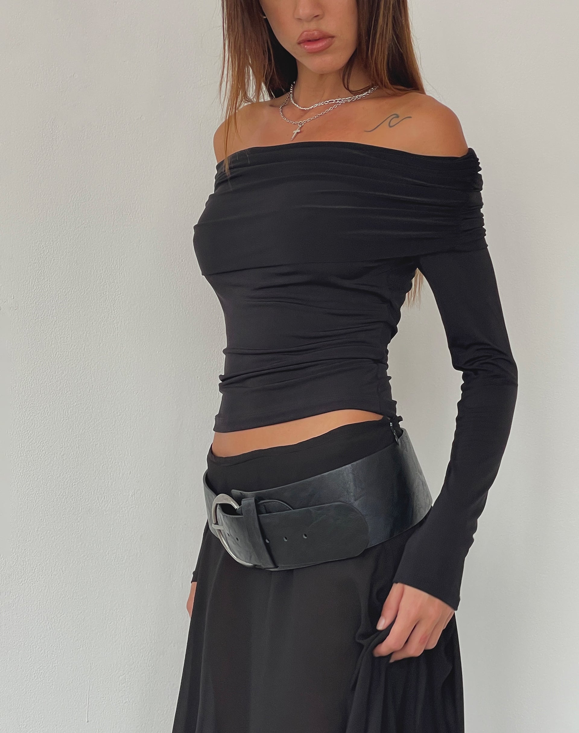 Immagine di Andi Top Bardot a maniche lunghe in nero lucido