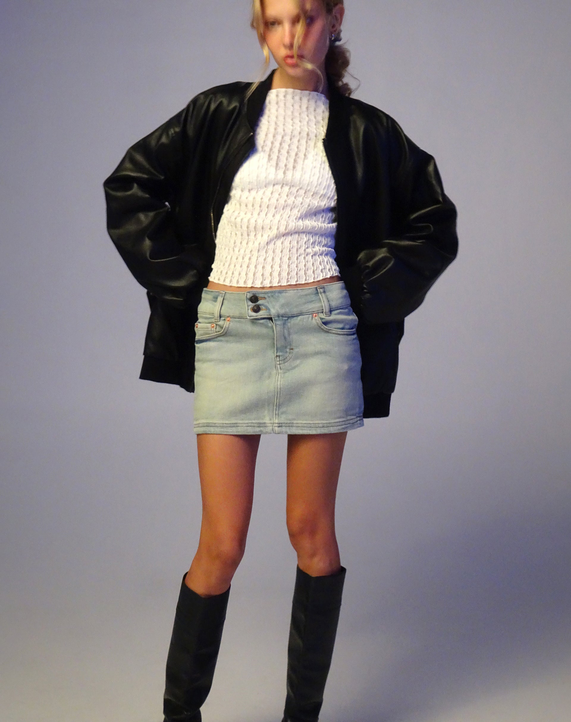 Immagine della minigonna a vita bassa in denim Super Bleach