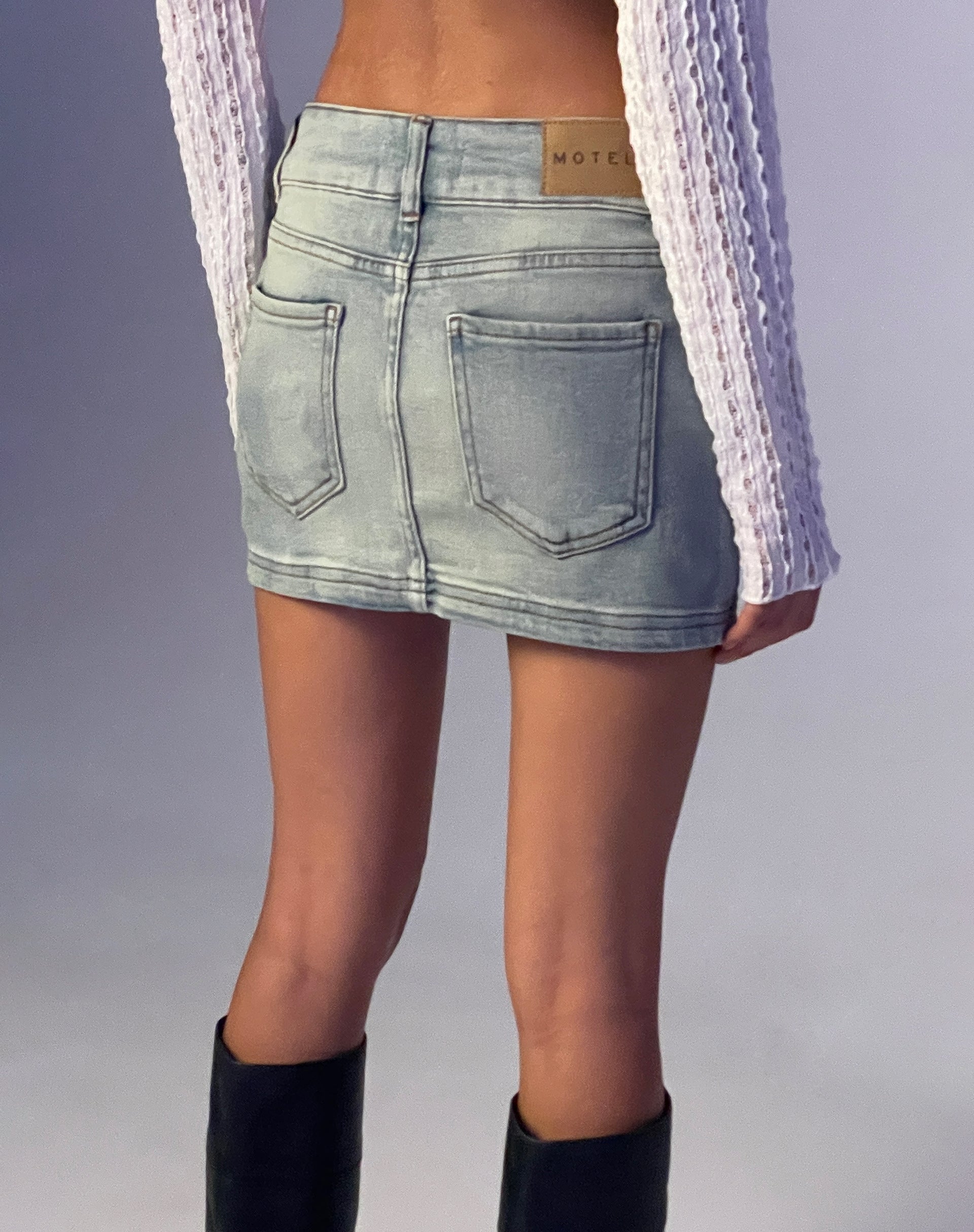 Immagine della minigonna a vita bassa in denim Super Bleach