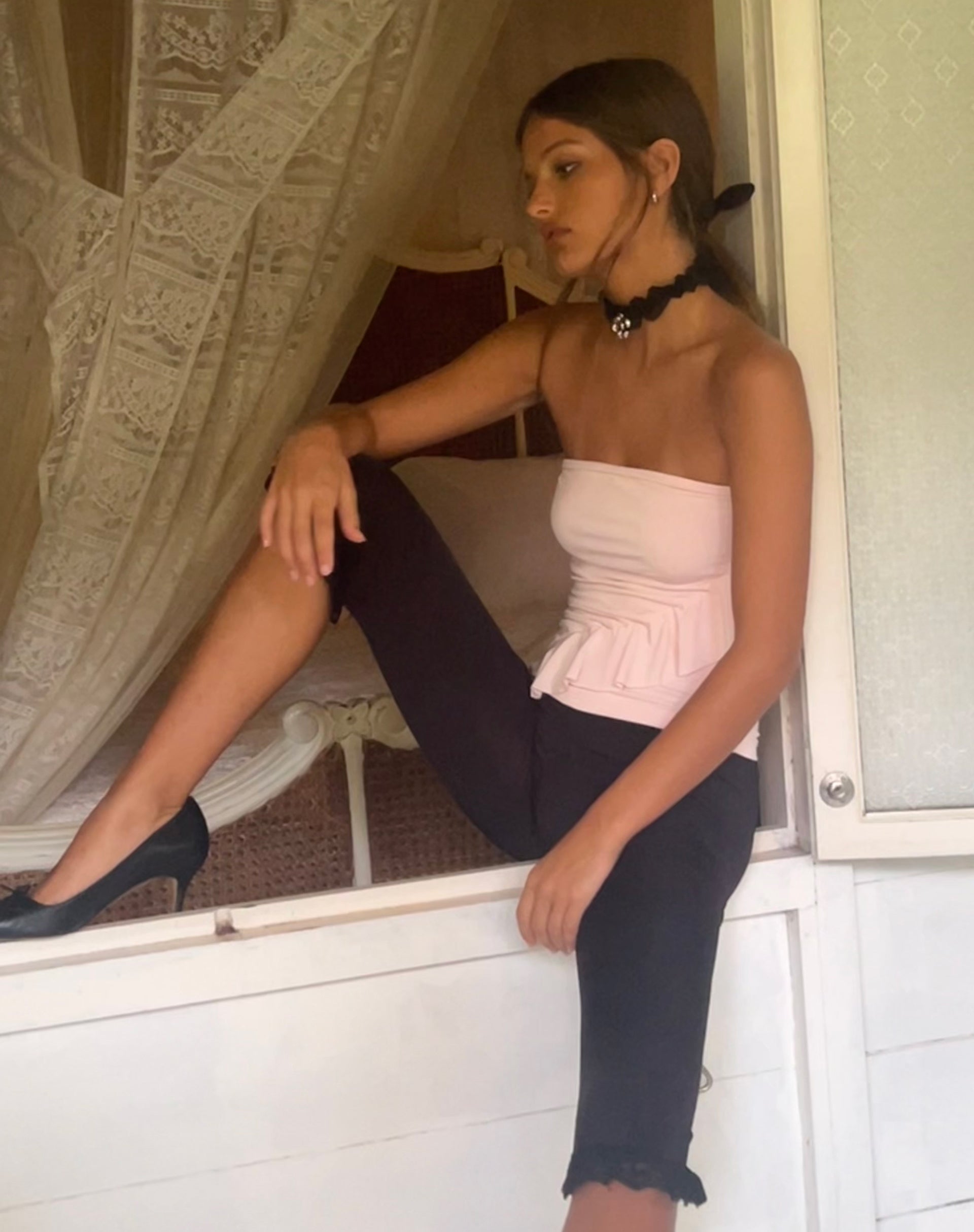 Immagine del top a fascia con volant di Baylin in rosa baby