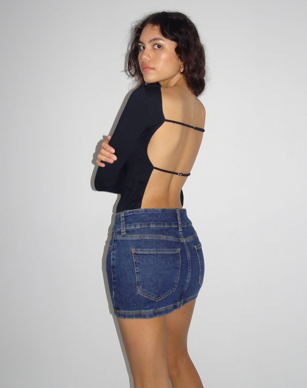 Minigonna di jeans a vita bassa con lavaggio vintage scuro