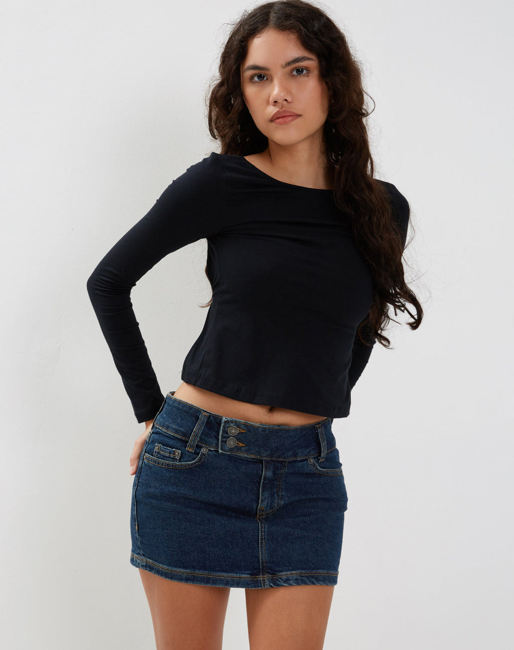 Minigonna di jeans a vita bassa con lavaggio vintage scuro