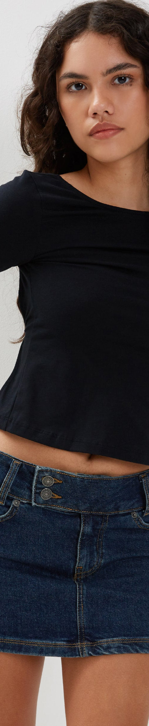 Immagine della minigonna in denim a vita bassa con lavaggio vintage scuro
