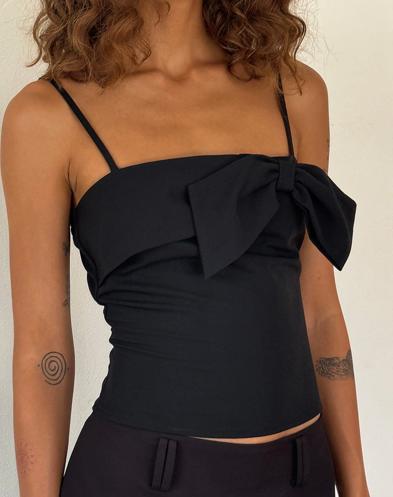 Top cami con fiocco Antlia in nero sartoriale