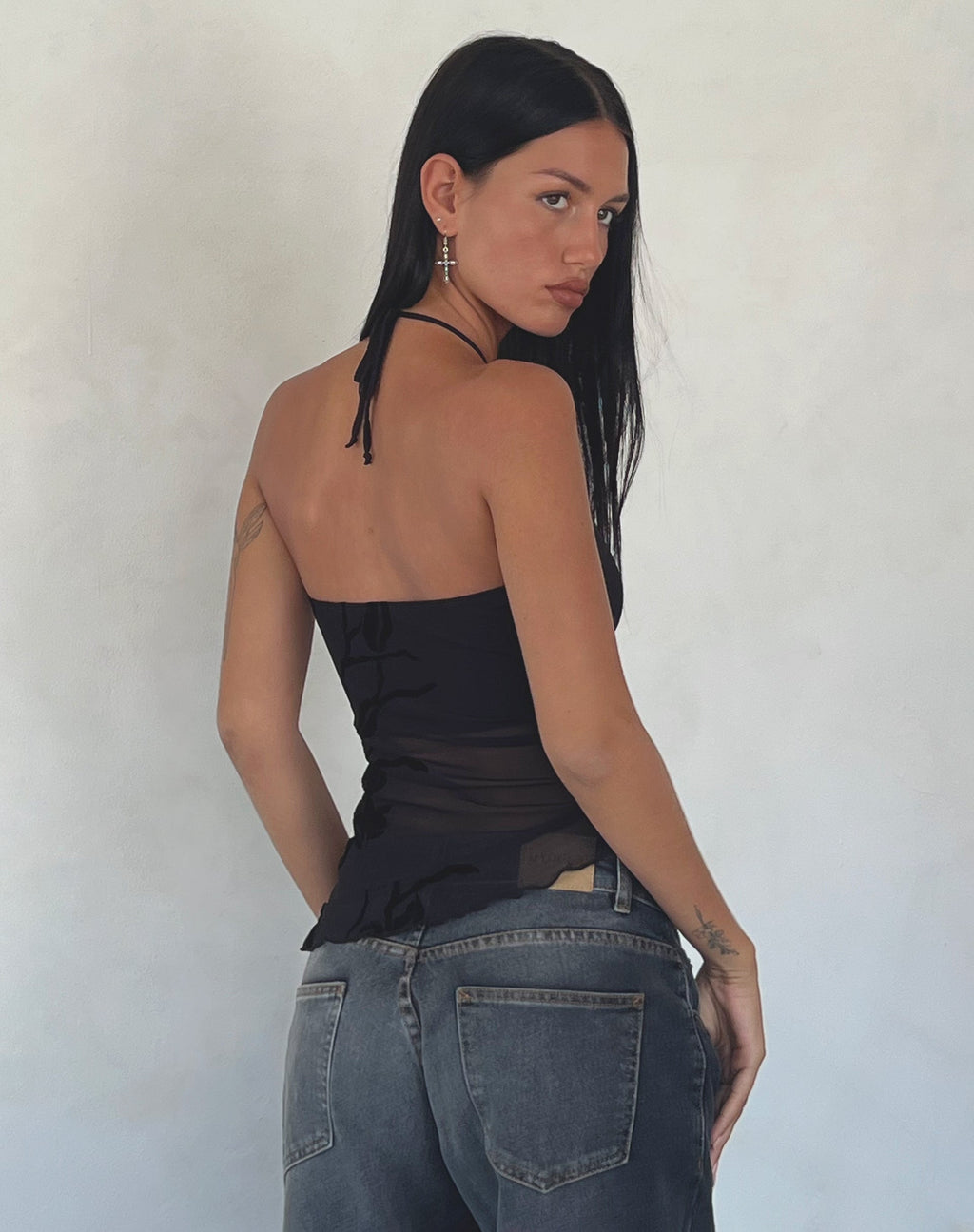 Arabella - Top con scollo a balestra in Orchidee Flock Nero