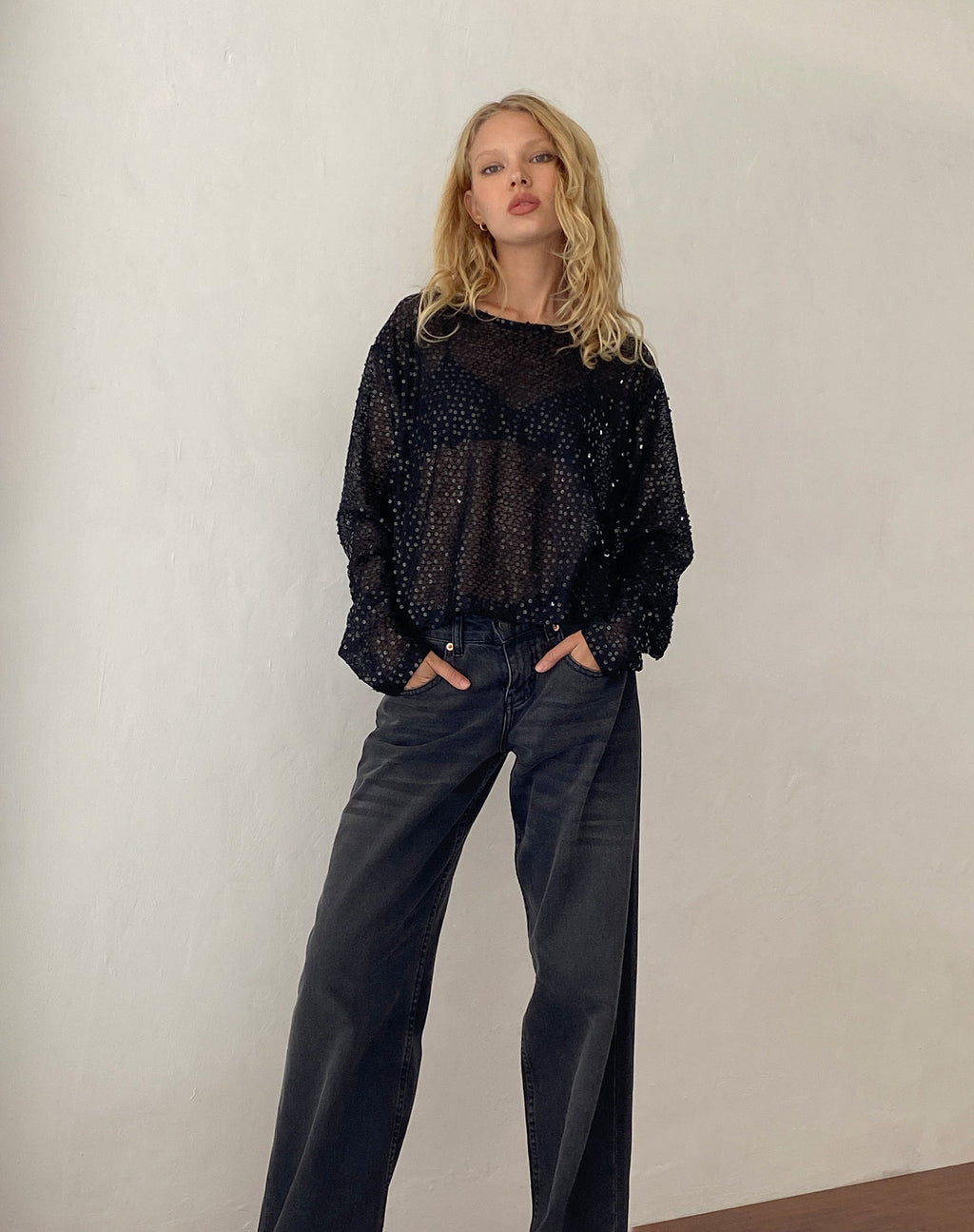Top sfoderato a maniche lunghe Aridani in paillettes nere