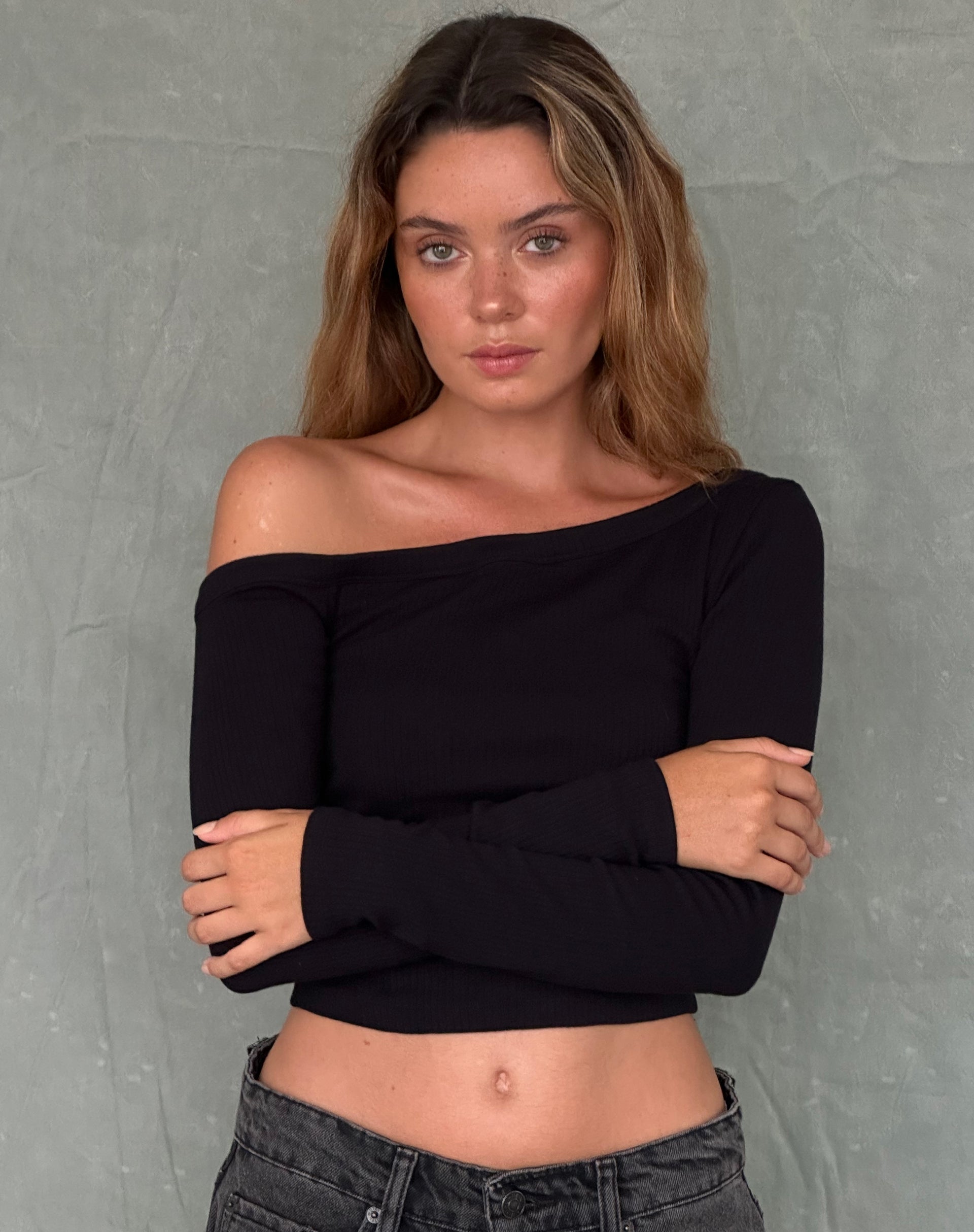 Immagine di Ashia Top asimmetrico a maniche lunghe in nero a coste spesse e super morbide