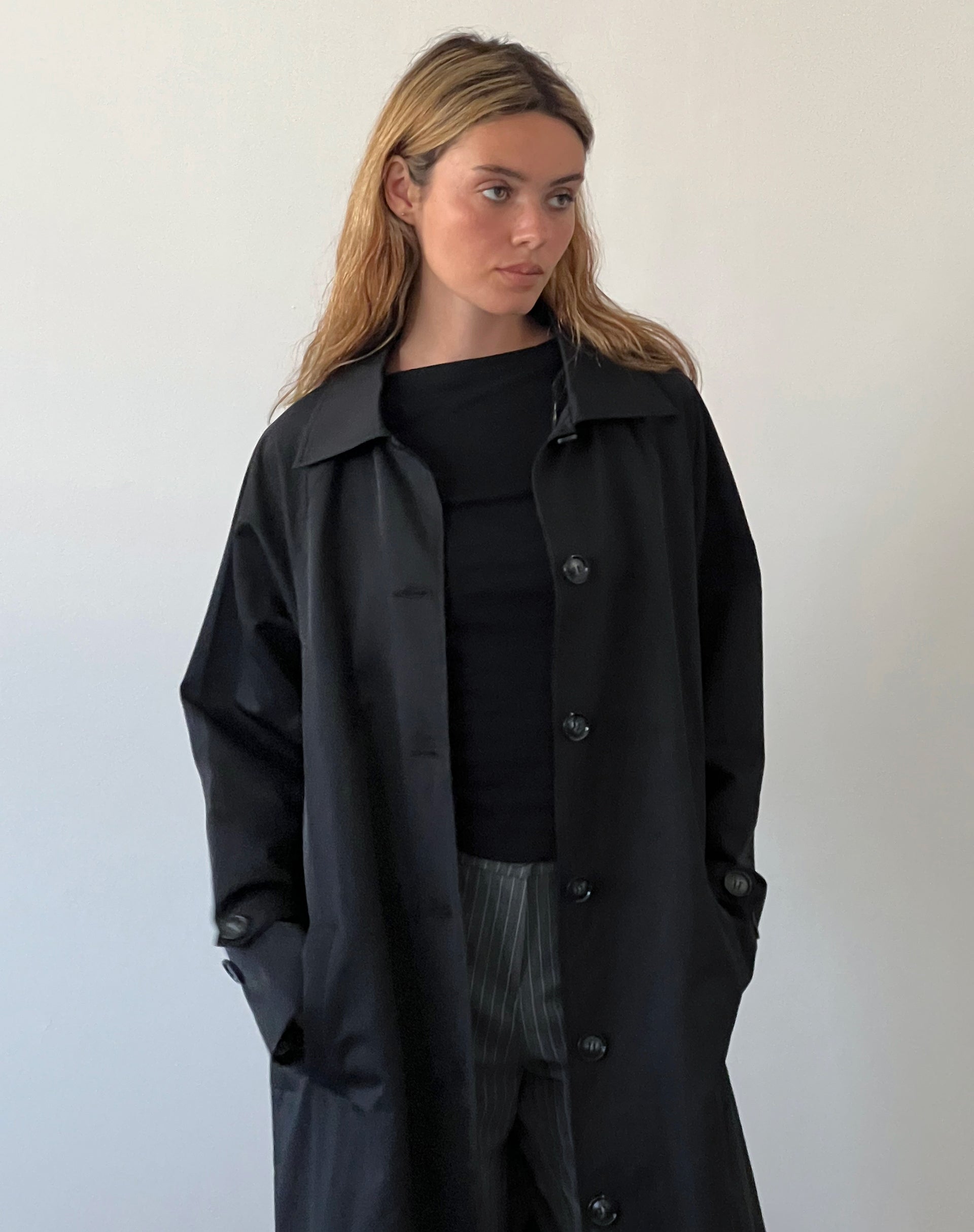 Immagine di Assa Trench Coat nero con fodera a righe