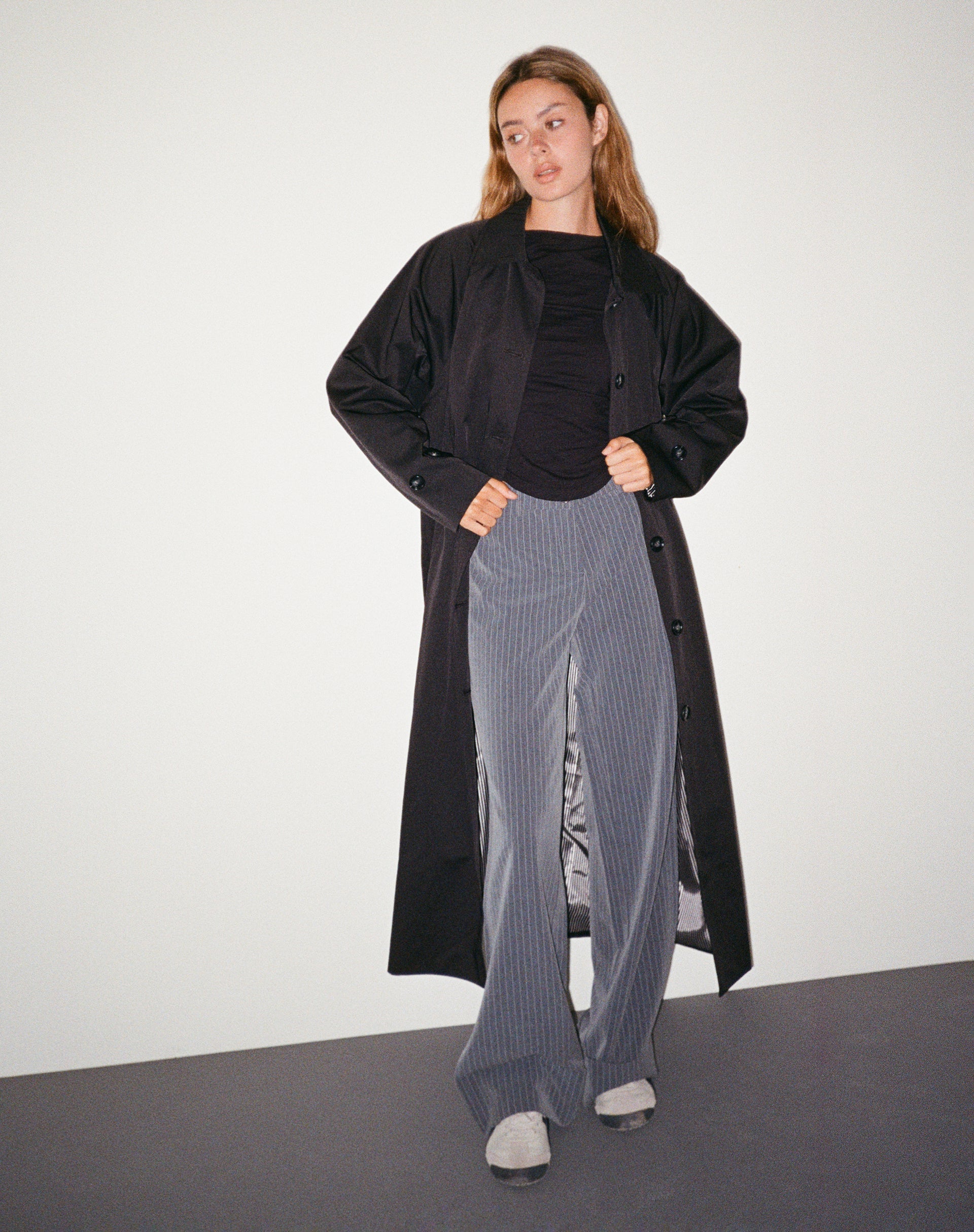 Immagine di Assa Trench Coat nero con fodera a righe