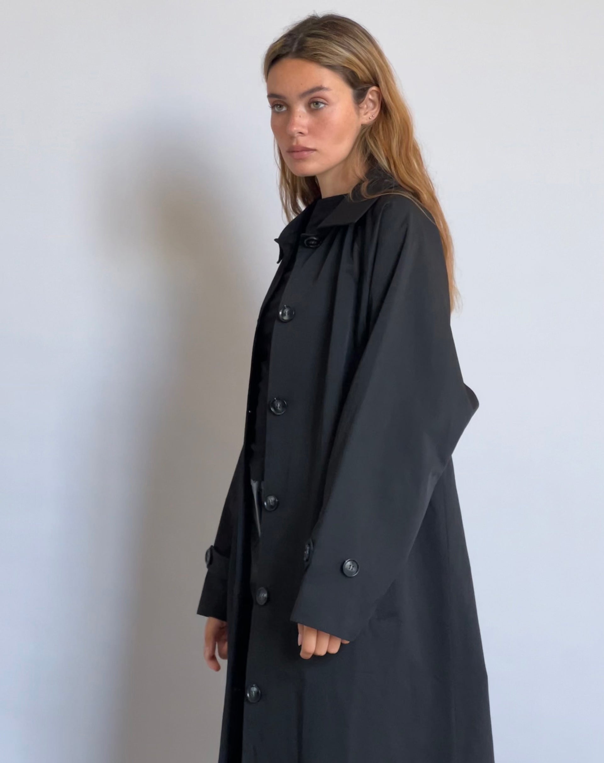 Immagine di Assa Trench Coat nero con fodera a righe
