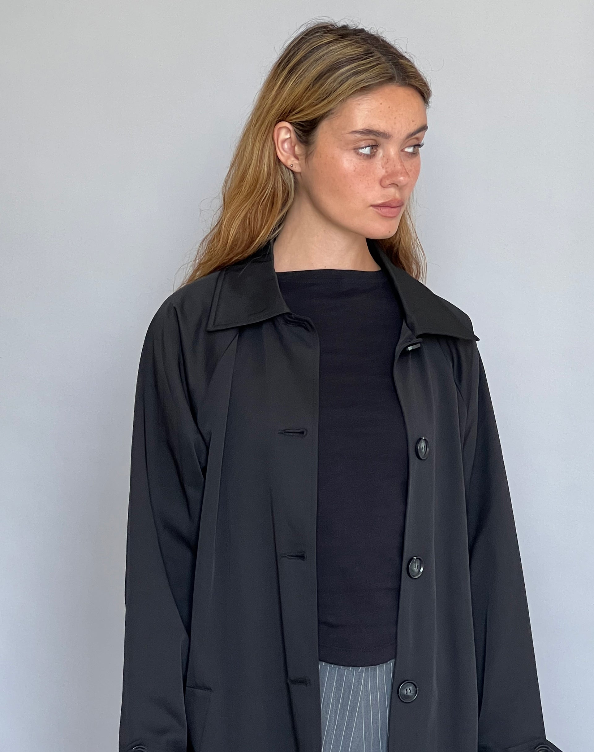Immagine di Assa Trench Coat nero con fodera a righe