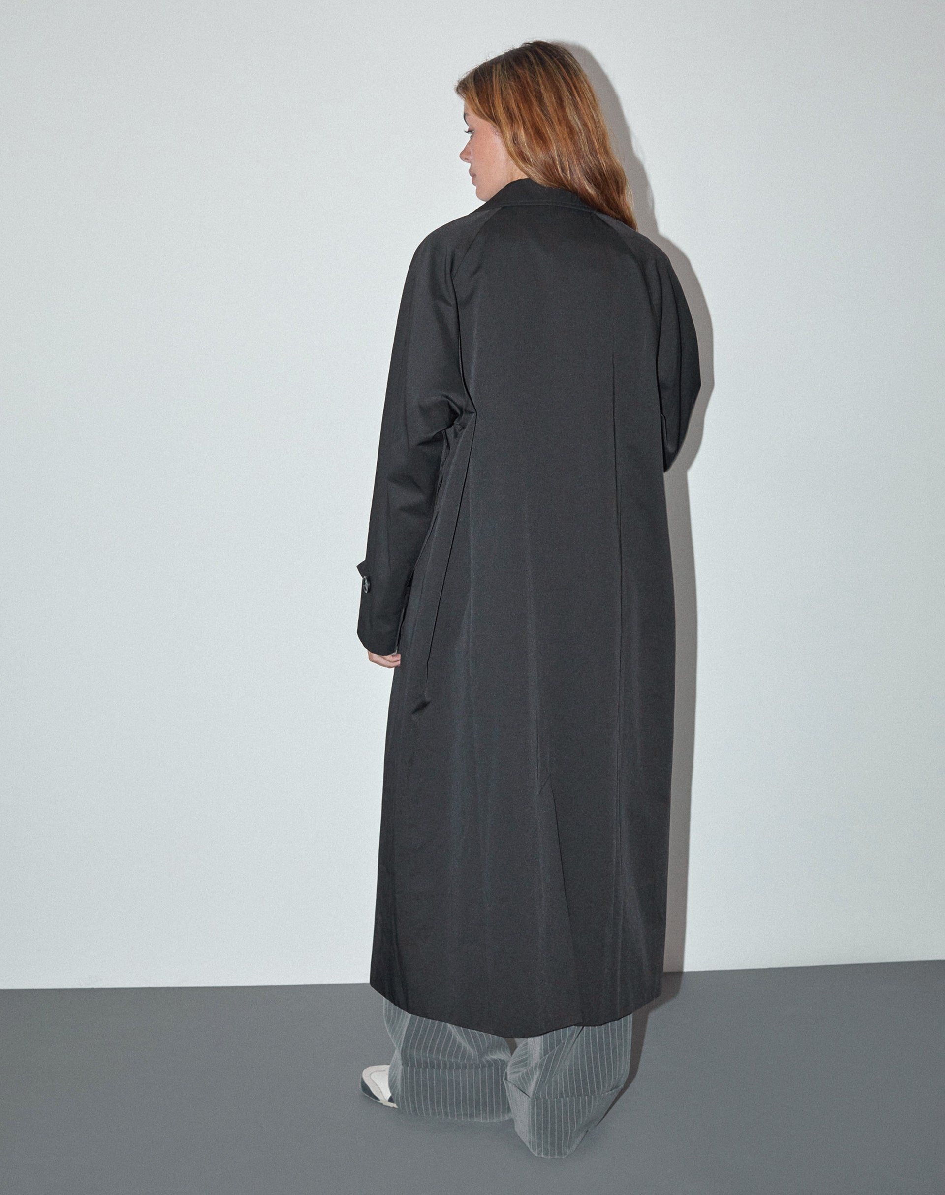 Immagine di Assa Trench Coat nero con fodera a righe