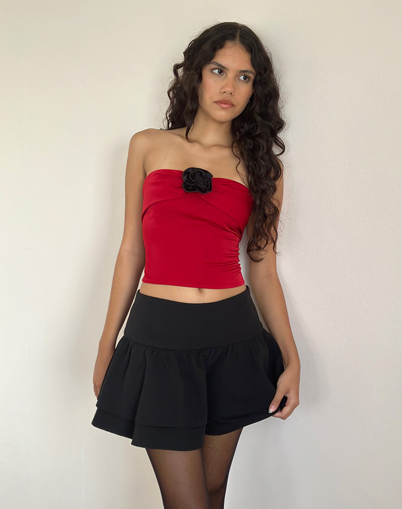 Top a fascia in raso Astrum in rosso con rosa nera