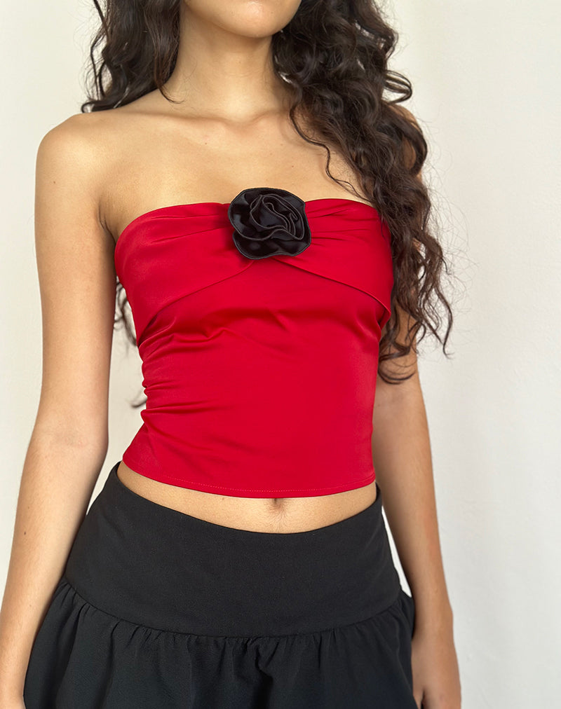 Top a fascia in raso Astrum in rosso con rosa nera