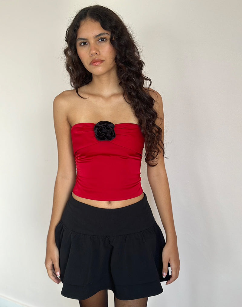 Immagine di Astrum Satin Bandeau Top in rosso con rosa nera