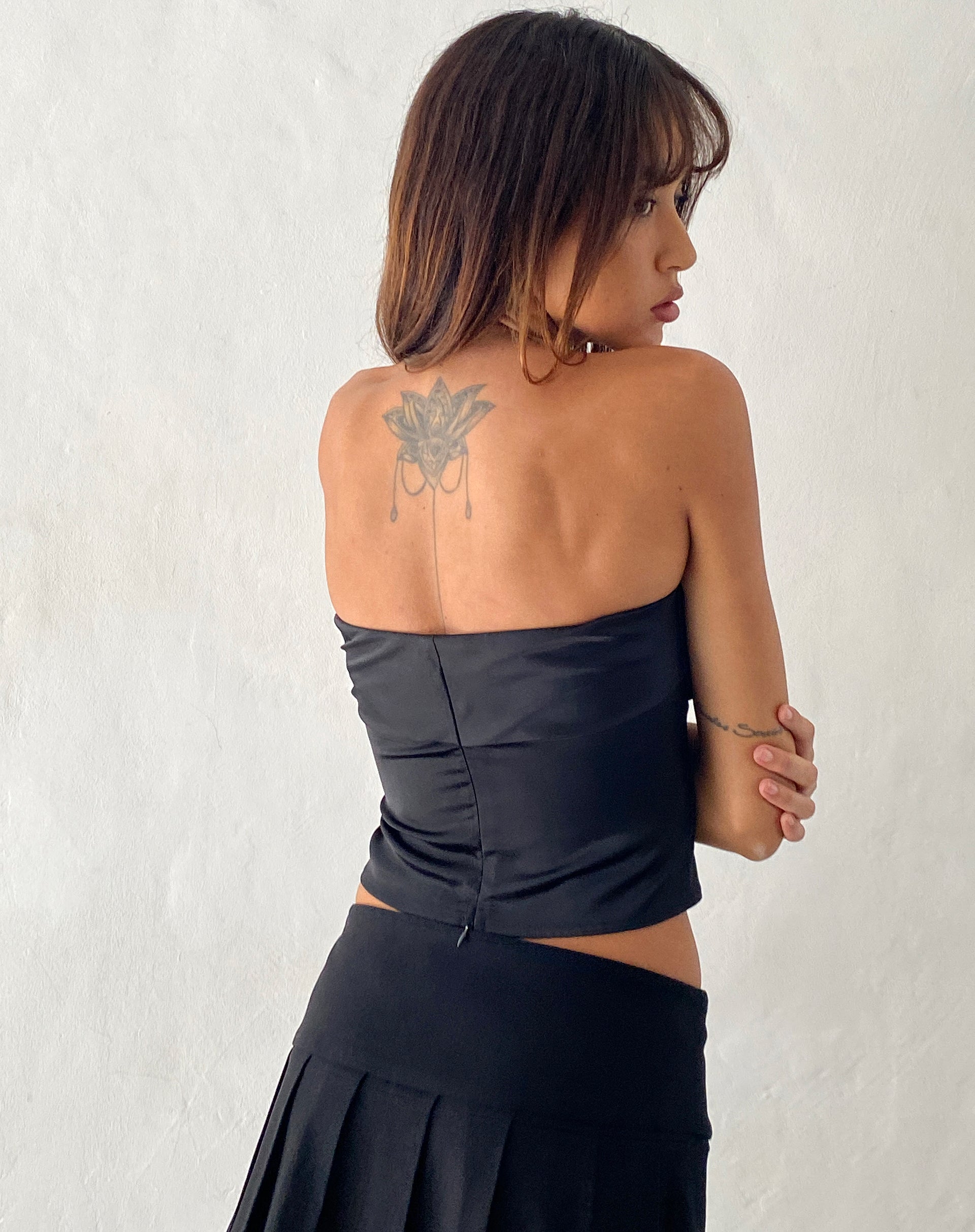 Immagine di Astrum Top a fascia in raso nero con rosetta