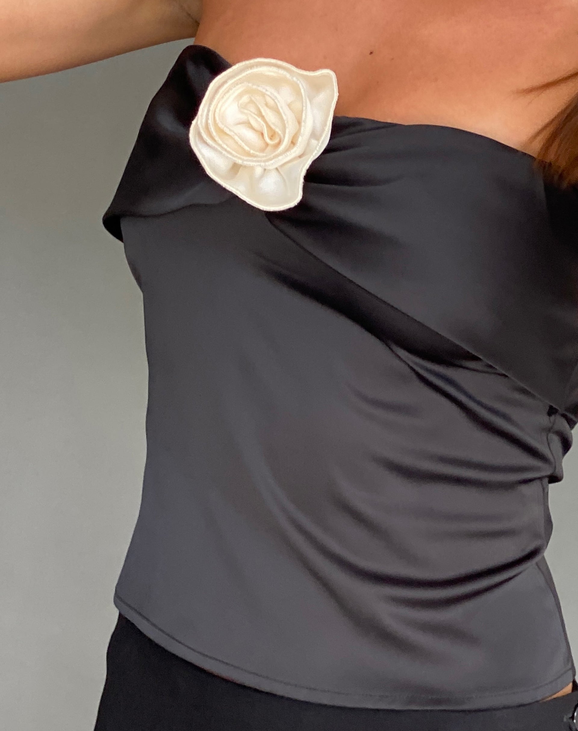 Immagine di Astrum Top a fascia in raso nero con rosetta