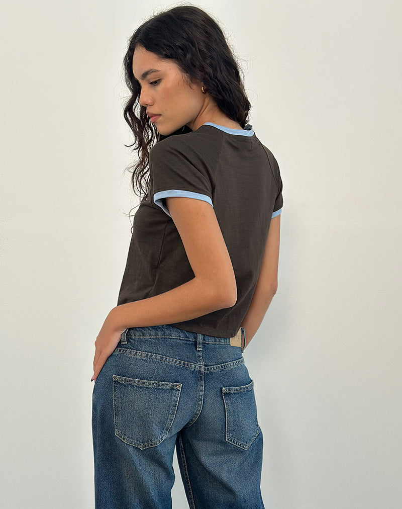 Immagine di Atenga Tee in marrone cioccolato con rilegatura blu chiaro