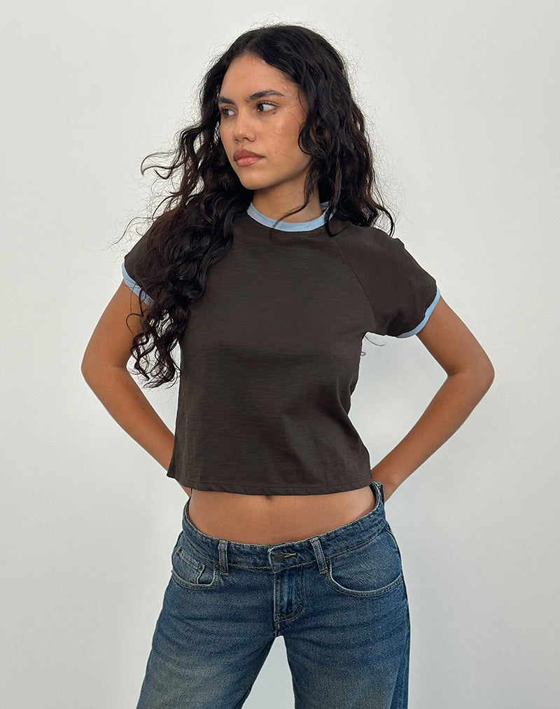 Tee Atenga in marrone cioccolato con bordatura azzurra