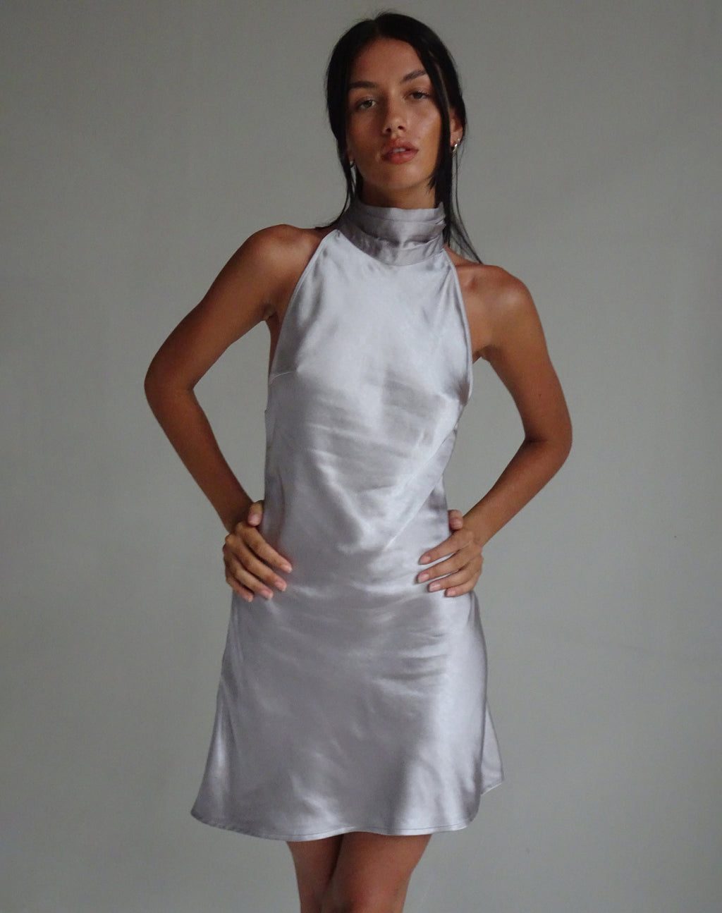 MOTEL X JACQUIE Atik - Mini abito a collo alto in raso argento
