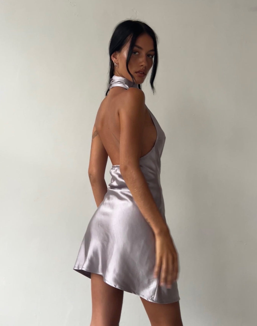 MOTEL X JACQUIE Atik - Mini abito a collo alto in raso argento