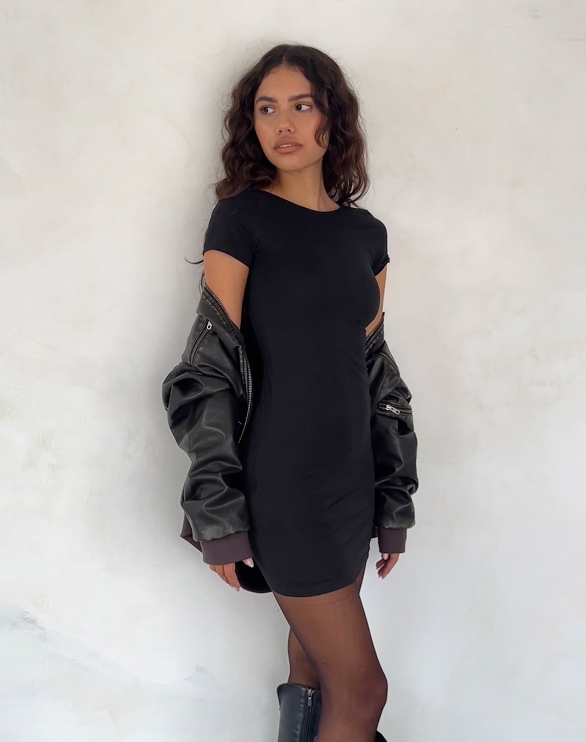 Immagine di Atina Open Back Mini Dress in Black