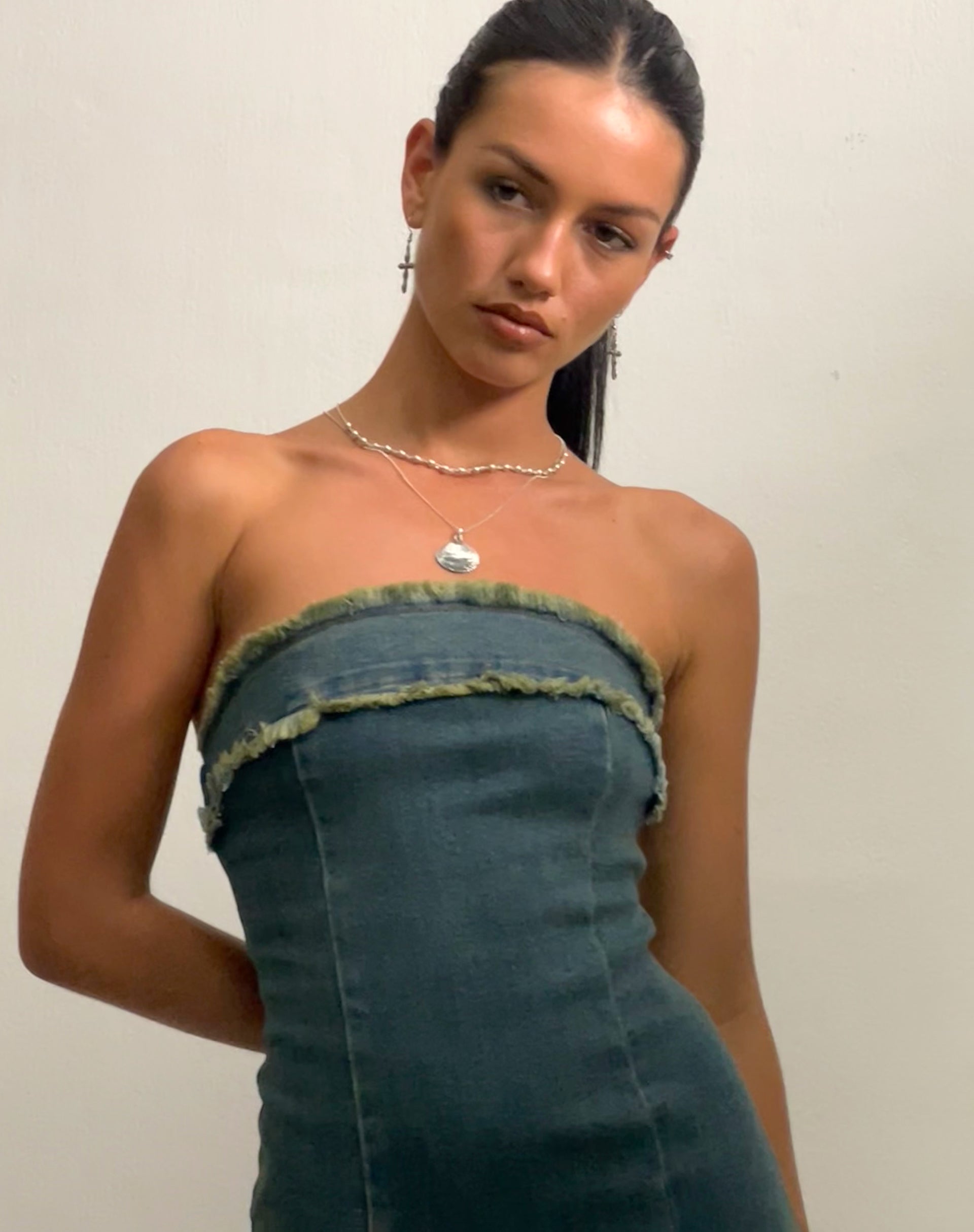 Immagine di Atun Denim Bandeau Maxi Dress in marrone blu lavaggio acido
