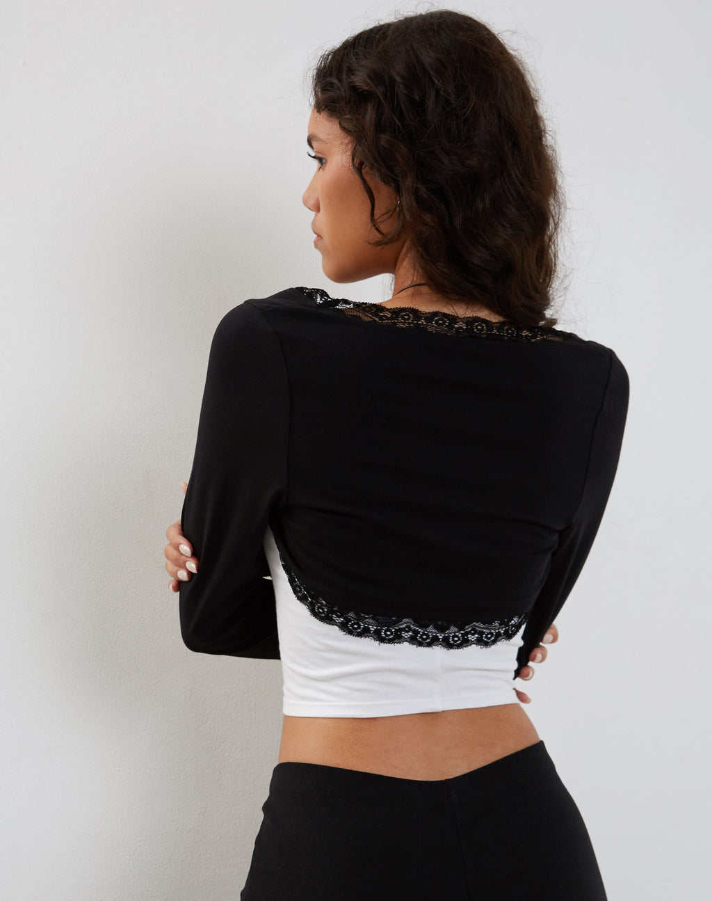 Avya - Top coprispalle con bordo in pizzo lycra nero