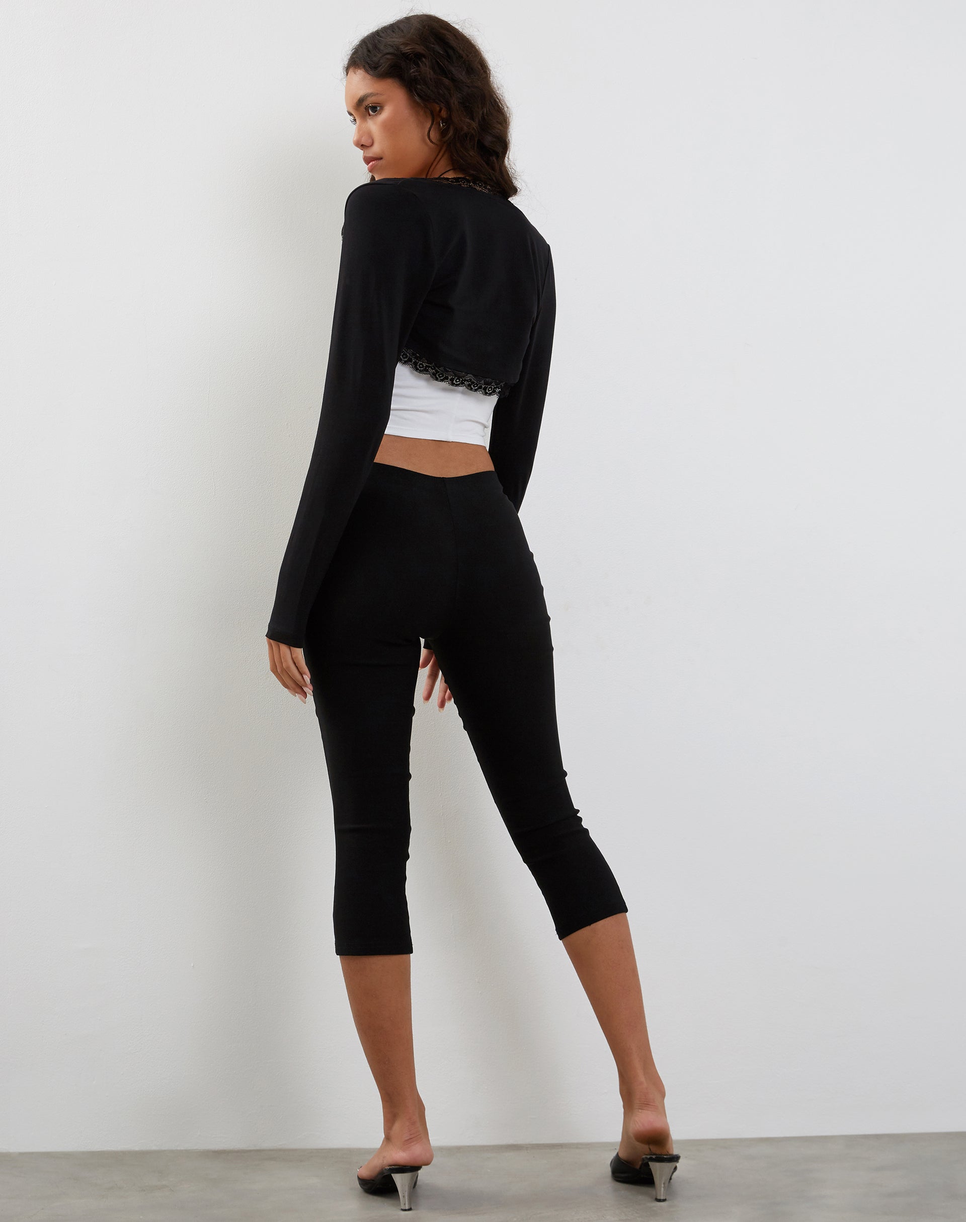 Immagine di Avya Coprispalle con bordo in pizzo in lycra nero
