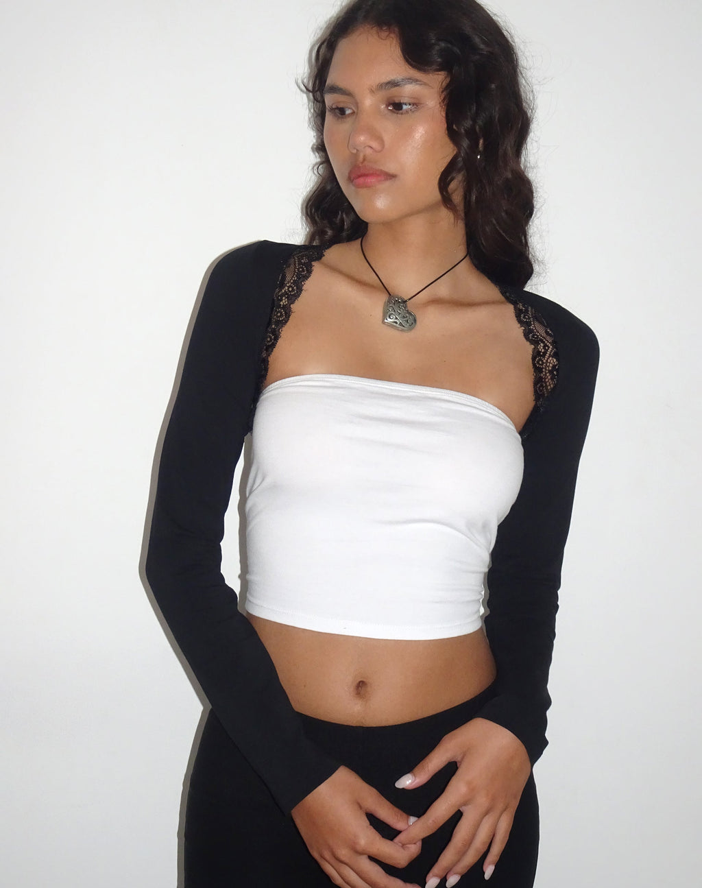 Avya - Top coprispalle con bordo in pizzo lycra nero
