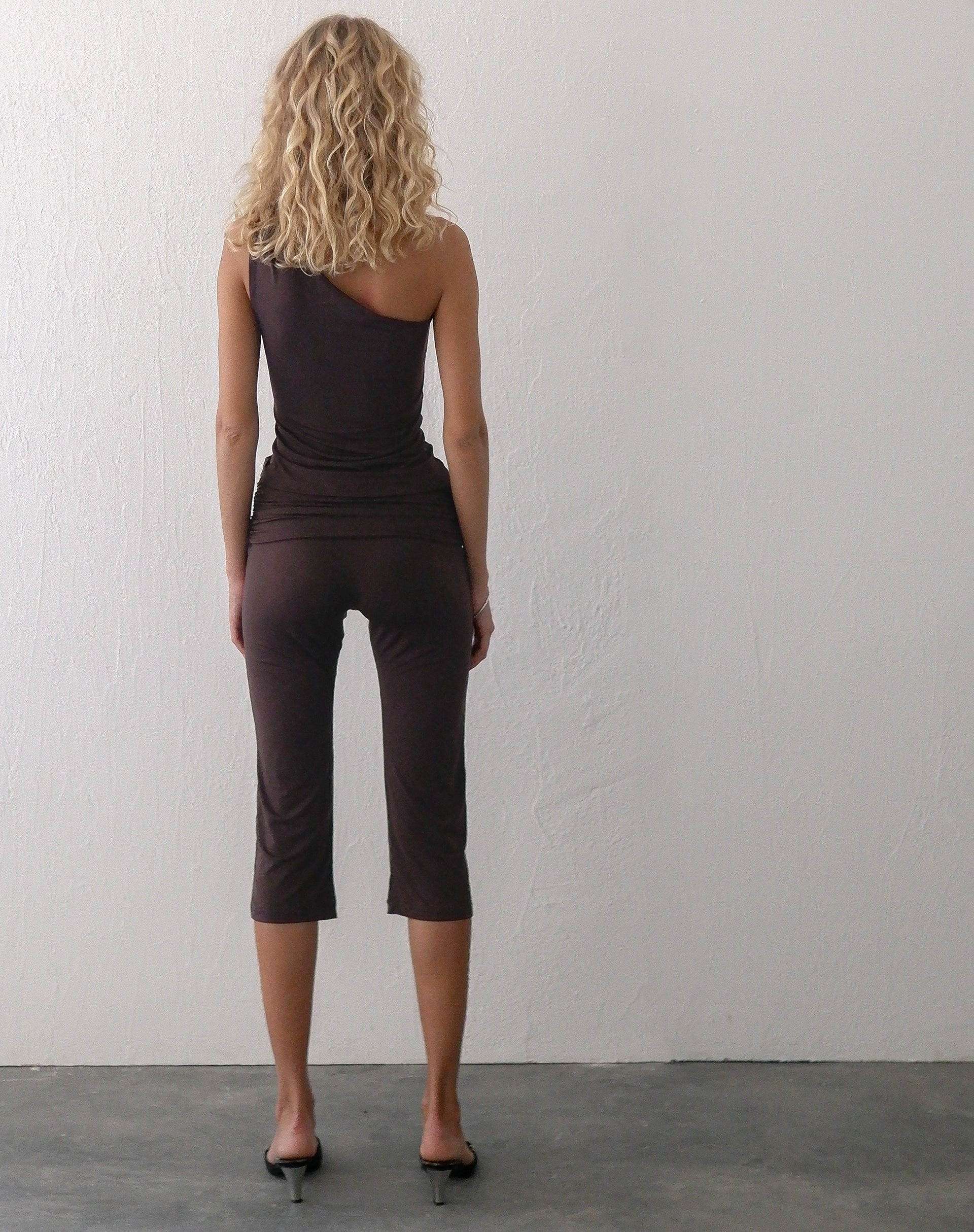 Immagine di Effy Pantaloni Capri con cintura in vita in Mocca