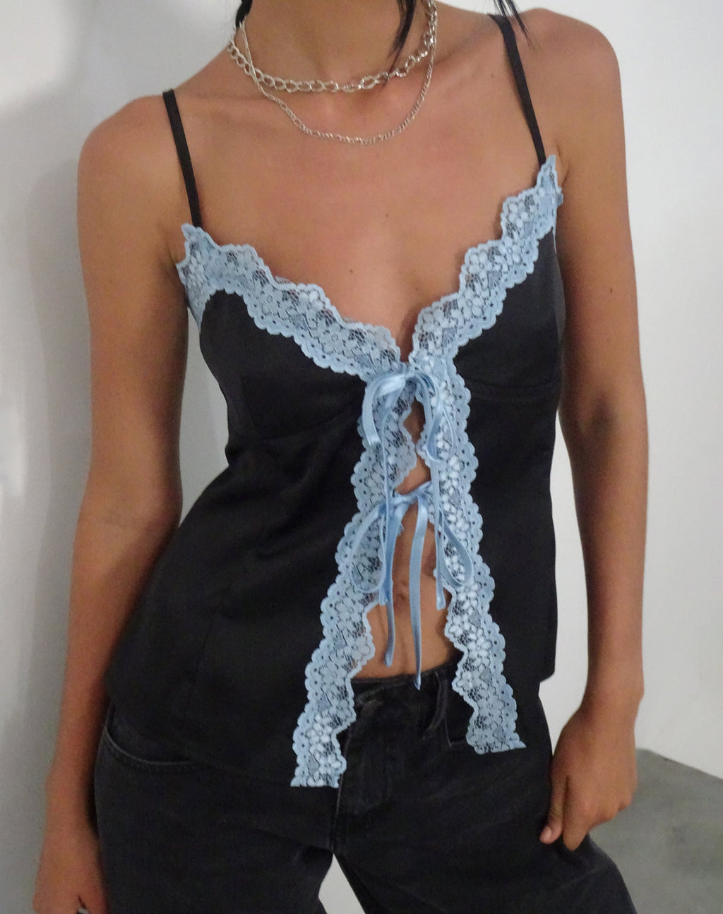 Top Bahela Tie Front Cami nero con pizzo blu