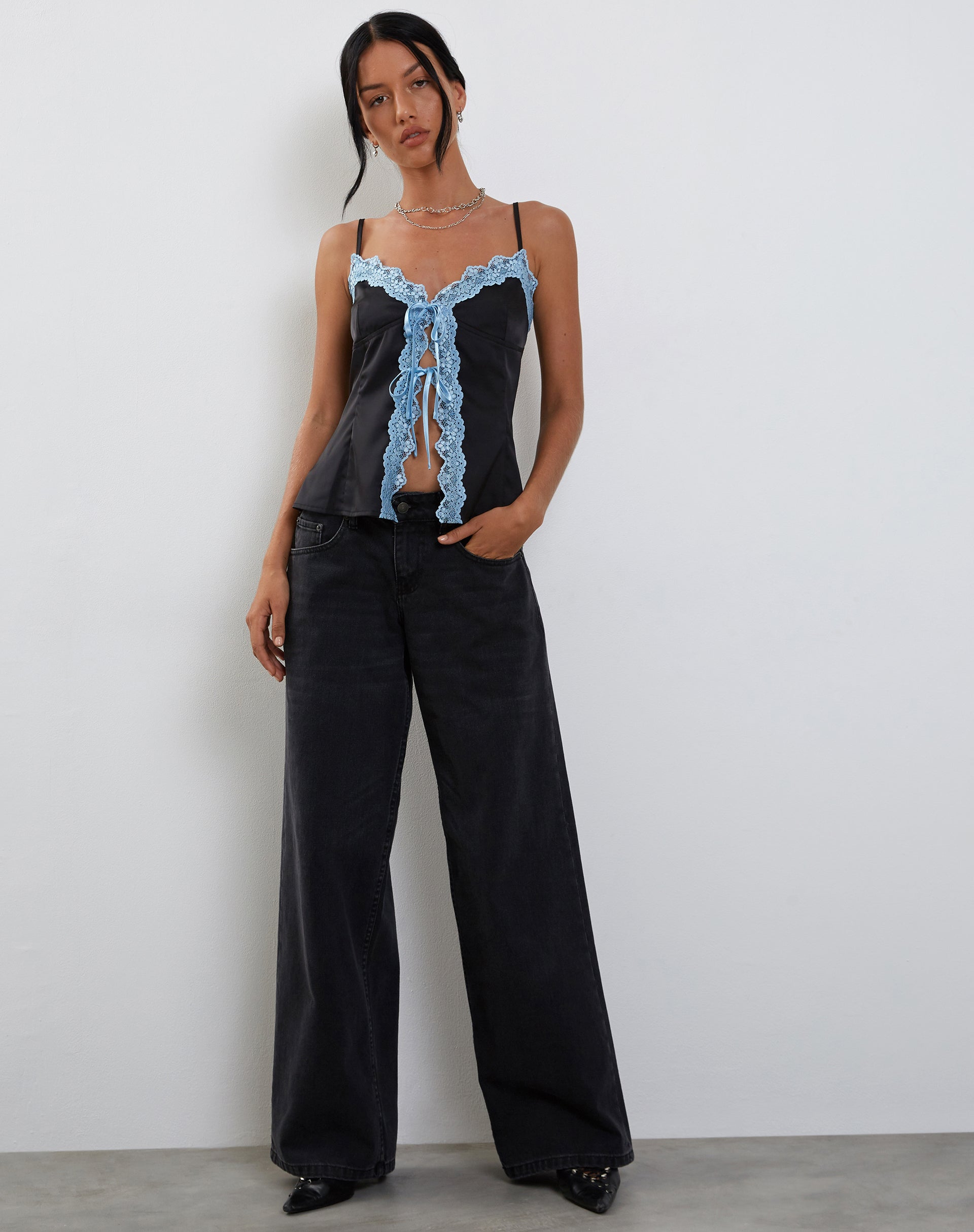Immagini di Bahela Tie Front Cami Top nero con pizzo blu