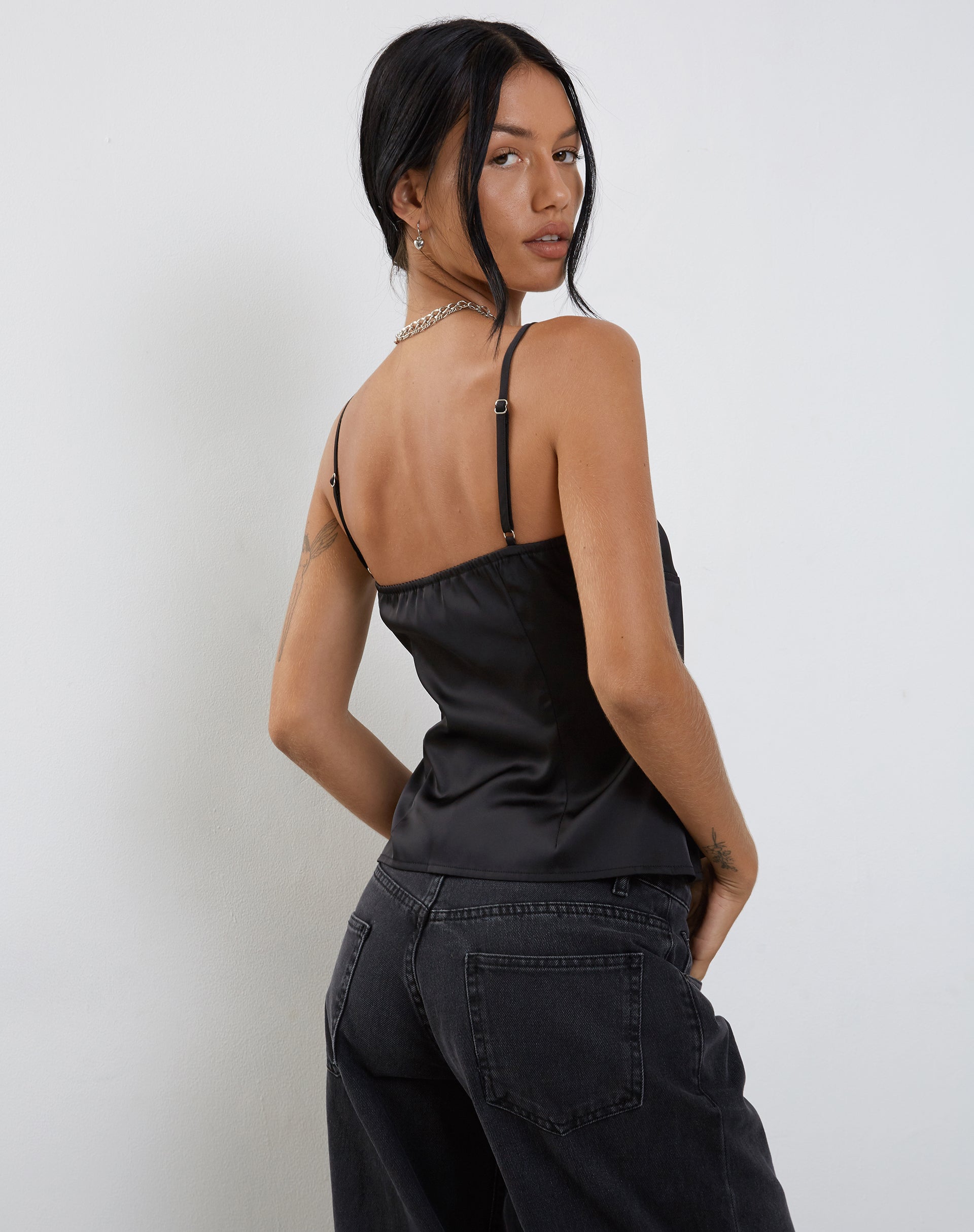 Immagini di Bahela Tie Front Cami Top nero con pizzo blu